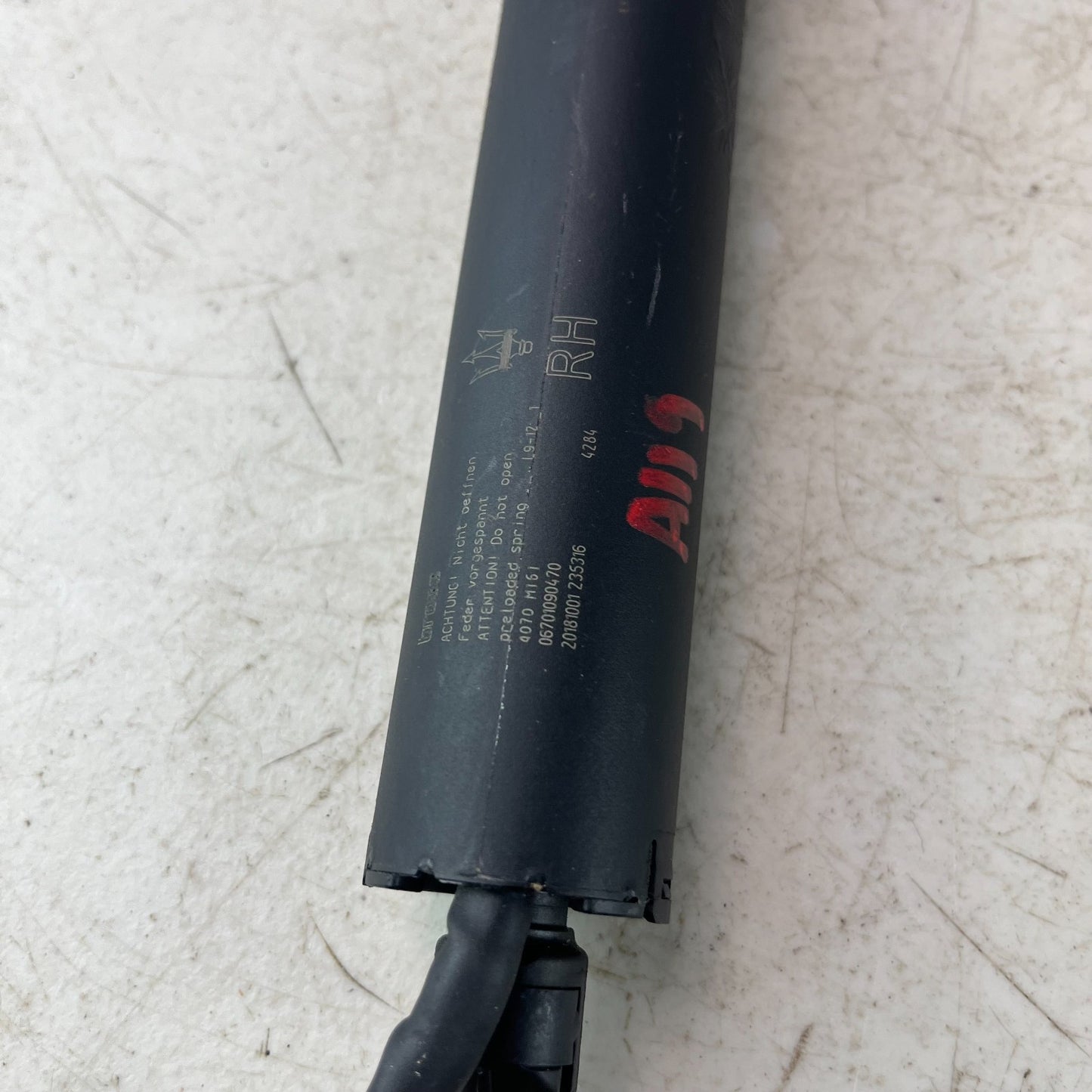 2017 - 2020 MASERATI LEVANTE RIGHT LIFTGATE POWER SHOCK STRUT LIFT CYLINDER OEM