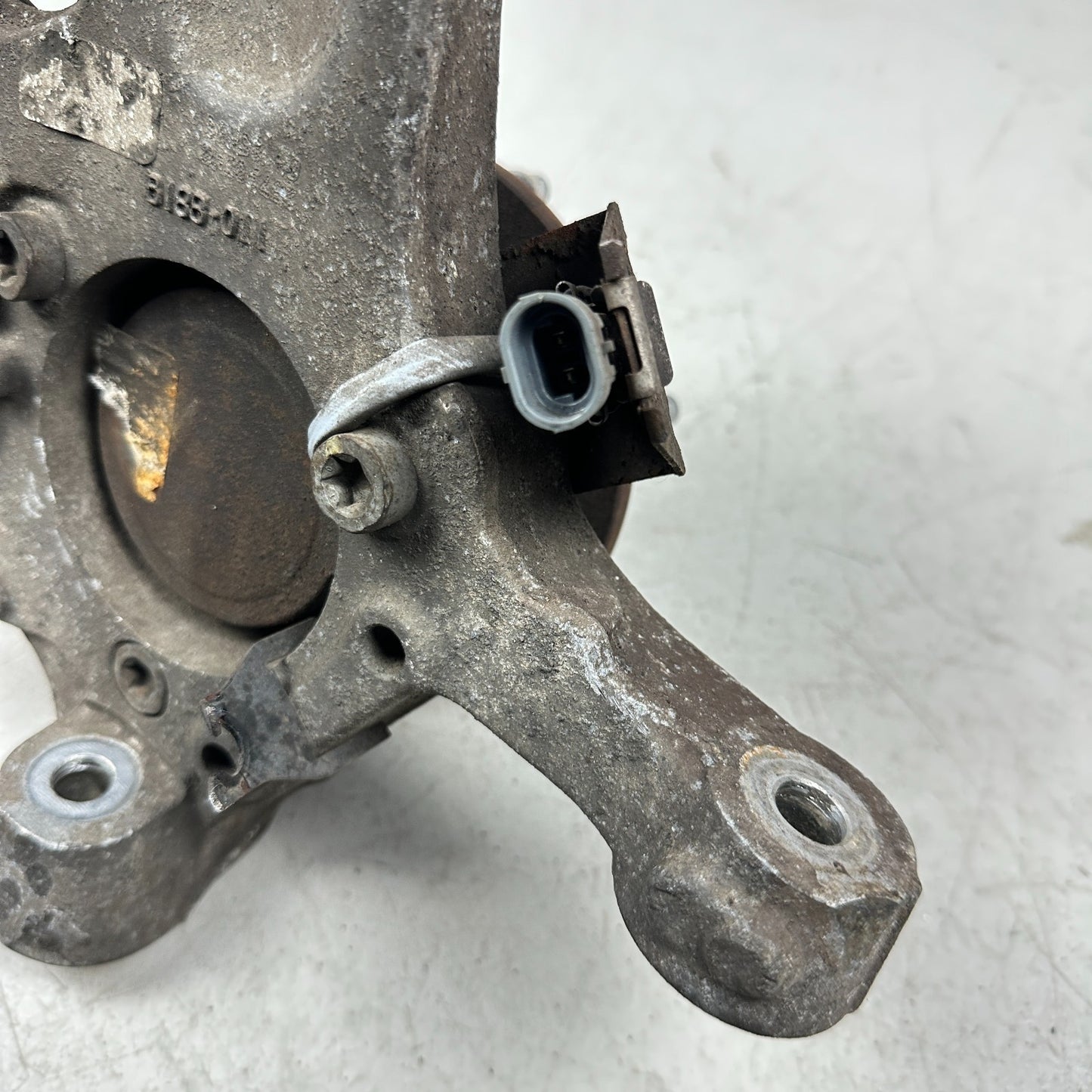2005-2013 CHEVROLET CORVETTE C6 FRONT LEFT DRIVER SDIE SPINDLE KNUCKLE HUB OEM