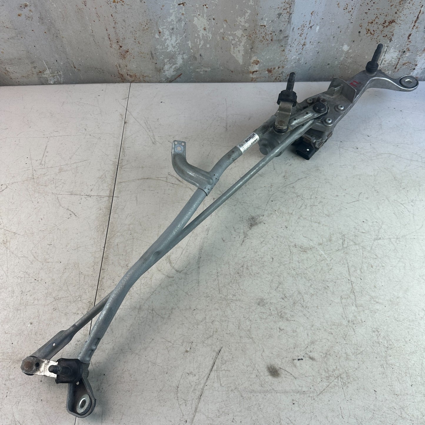 2015-2018 MERCEDES W205 C300 FRONT WINDSHIELD WIPER LINKAGE W/ MOTOR A2058200740