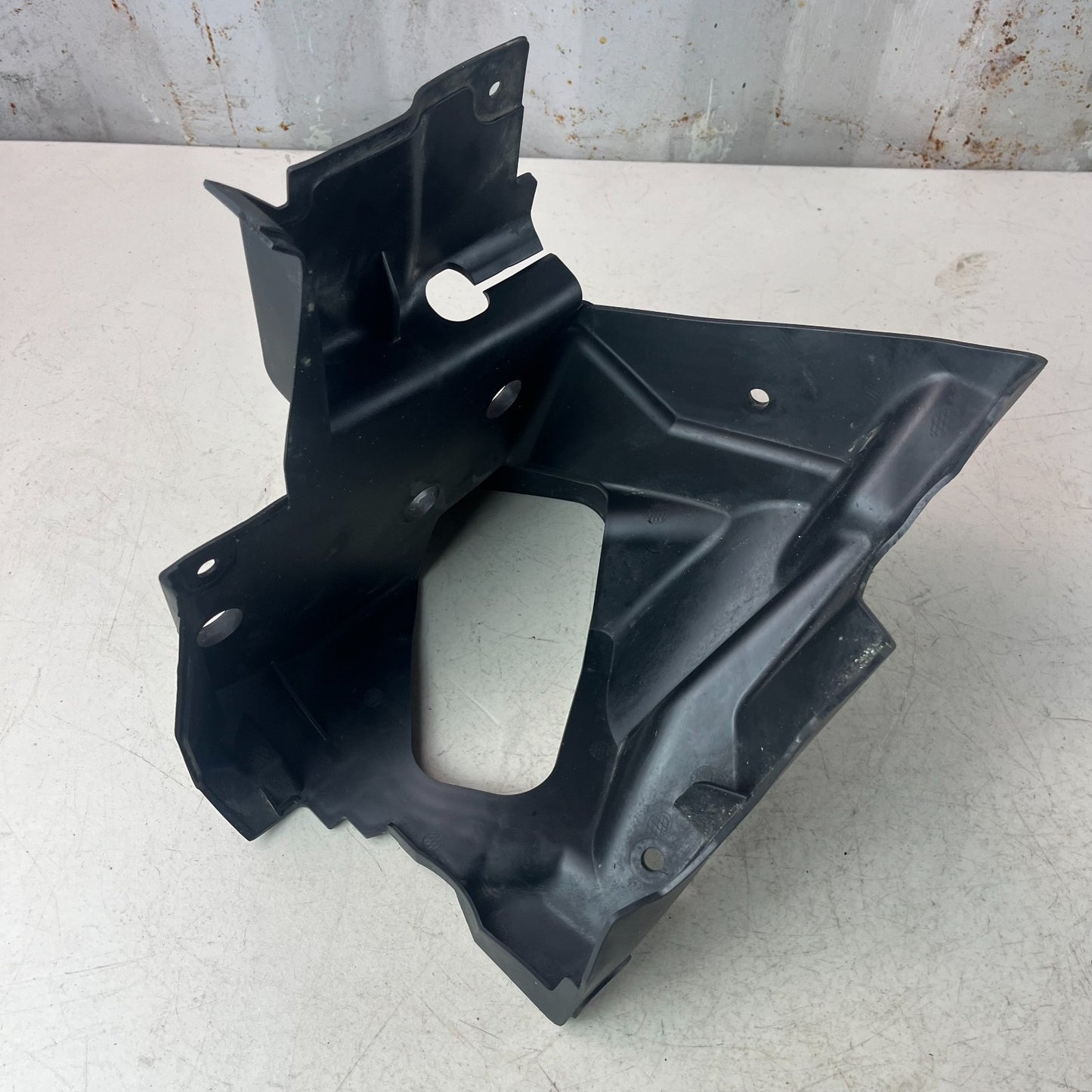 2016 - 2024 CHEVROLET CAMARO ENGINE AIR CLEANER INTAKE LOWER GUIDE BAFFLE OEM