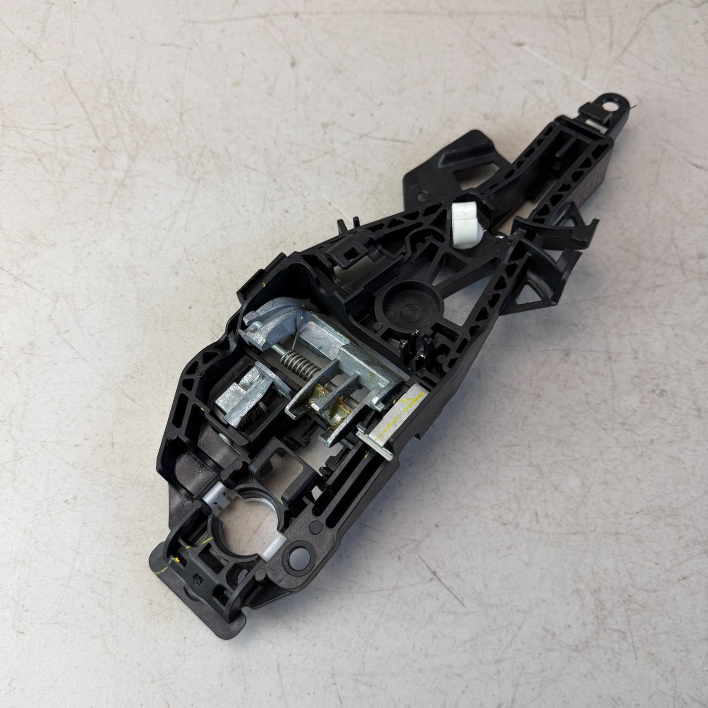 2016-2024 CHEVROLET CAMARO ZL1 FRONT LEFT SIDE EXTERIOR DOOR HANDLE BRACKET OEM