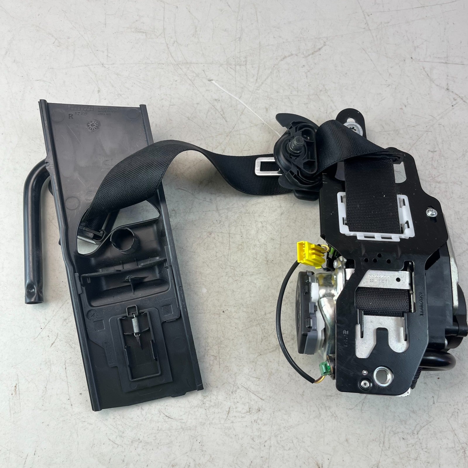 2015-2021 MERCEDES C300 FRONT LEFT SEATBELT SEAT BELT RETRACTOR BLACK 639811800B