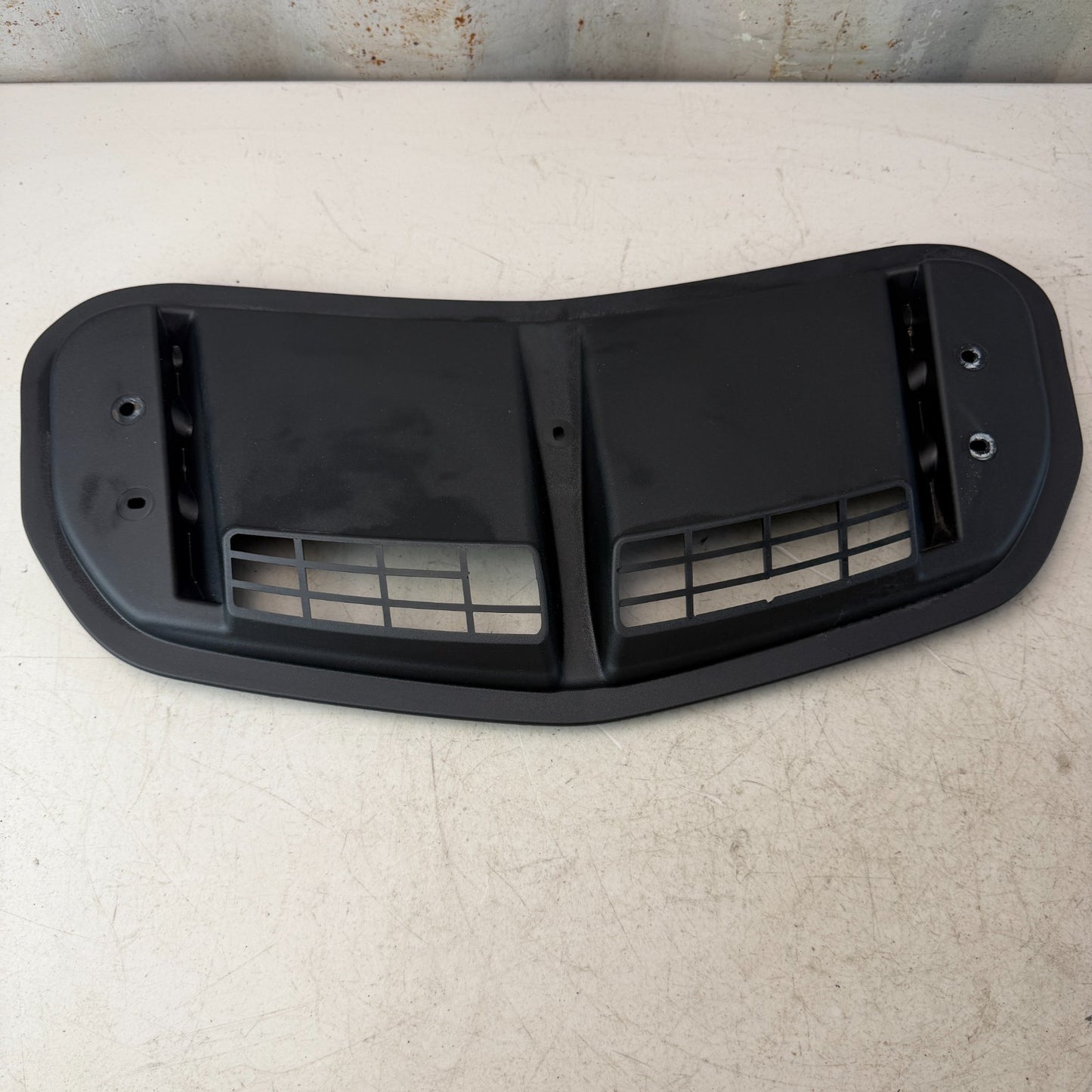 2019-2024 CHEVROLET CAMARO FRONT HOOD AIR SCOOP GRILLE DEFLECTOR 84338460 OEM
