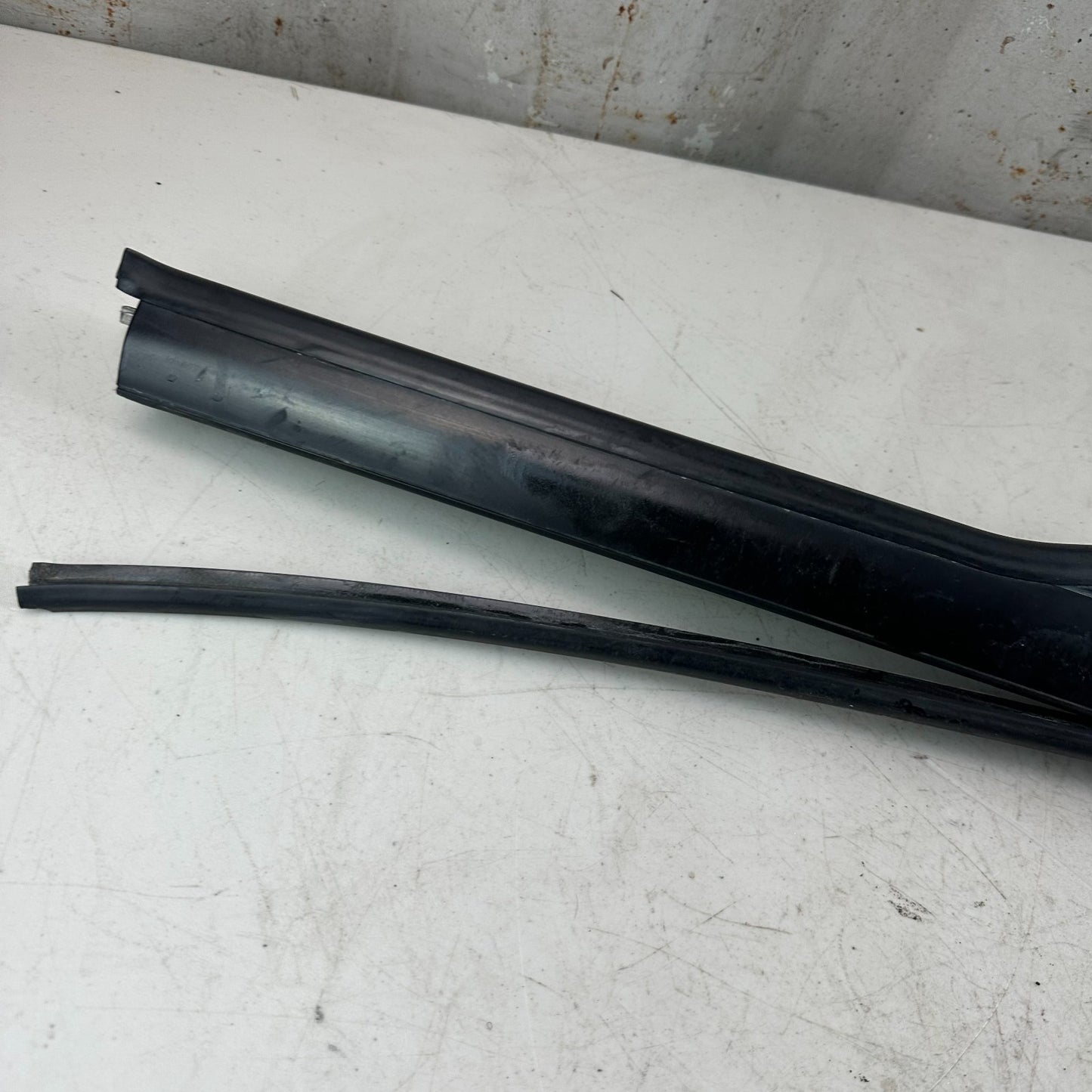 2005-2013 CHEVROLET CORVETTE C6 FRONT LEFT SIDE DOOR WINDOW FRAME APPLIQUE OEM