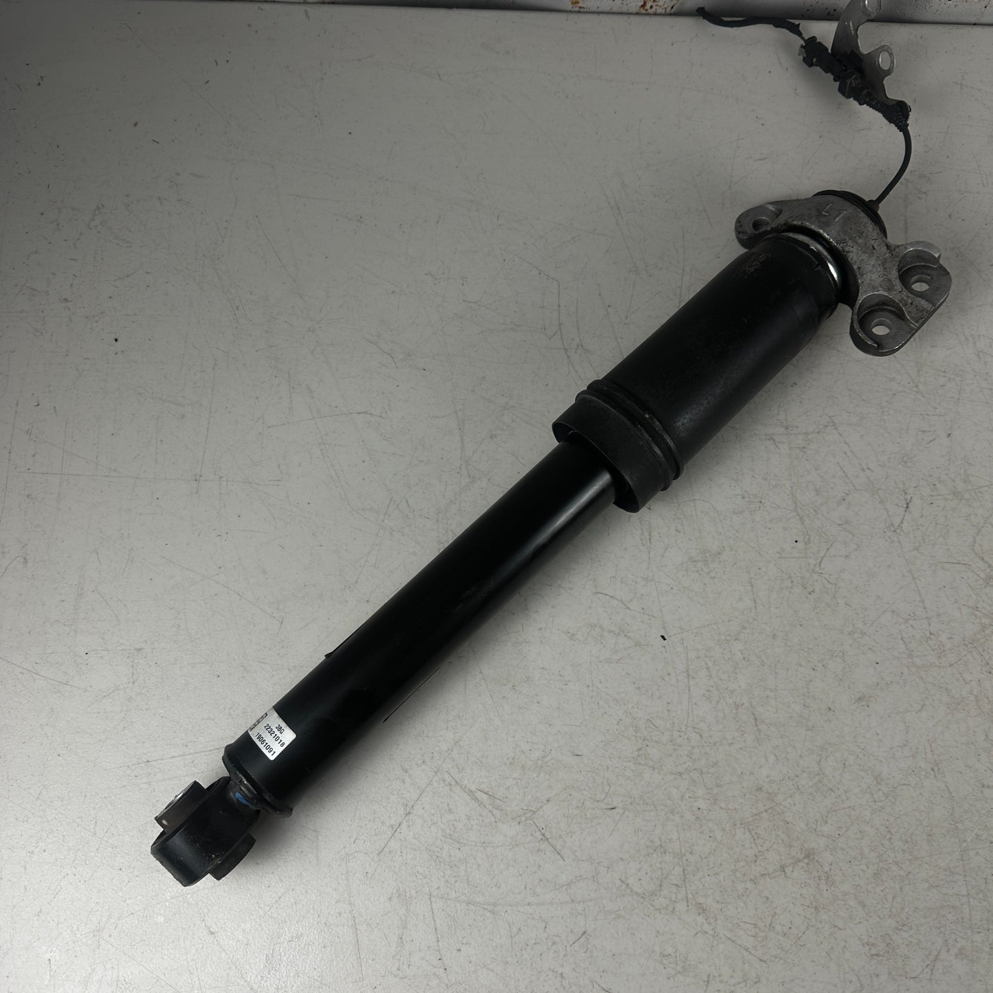 2017-2023 CHEVROLET CAMARO REAR RIGHT SIDE SUSPENSION SHOCK STRUT ABSORBER OEM