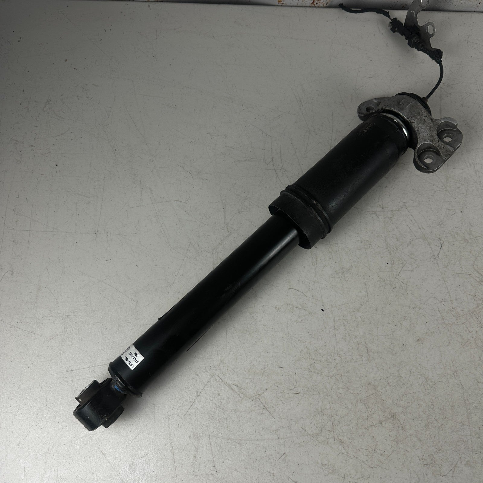 2017-2023 CHEVROLET CAMARO REAR RIGHT SIDE SUSPENSION SHOCK STRUT ABSORBER OEM