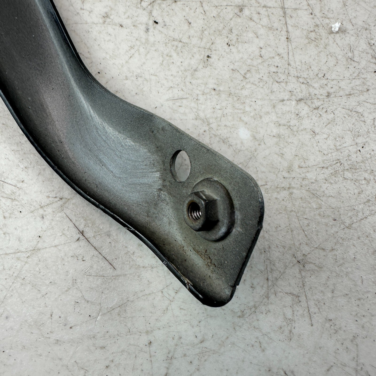 2016-2024 CHEVROLET CAMARO RIGHT FENDER MOUNT GUIDE SUPPORT BRACKET 23438029 OEM