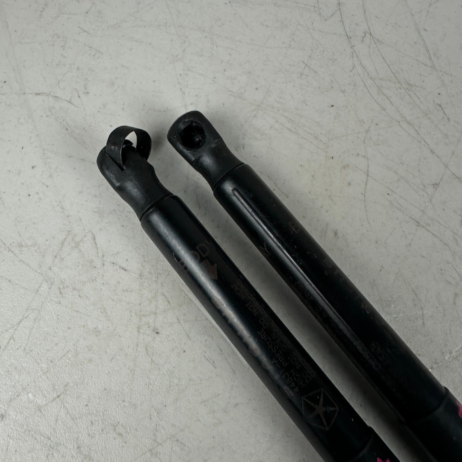 08-23 DODGE CHALLENGER REAR TRUNK LID LEFT & RIGHT SIDE SHOCK LIFT SUPPORT OEM