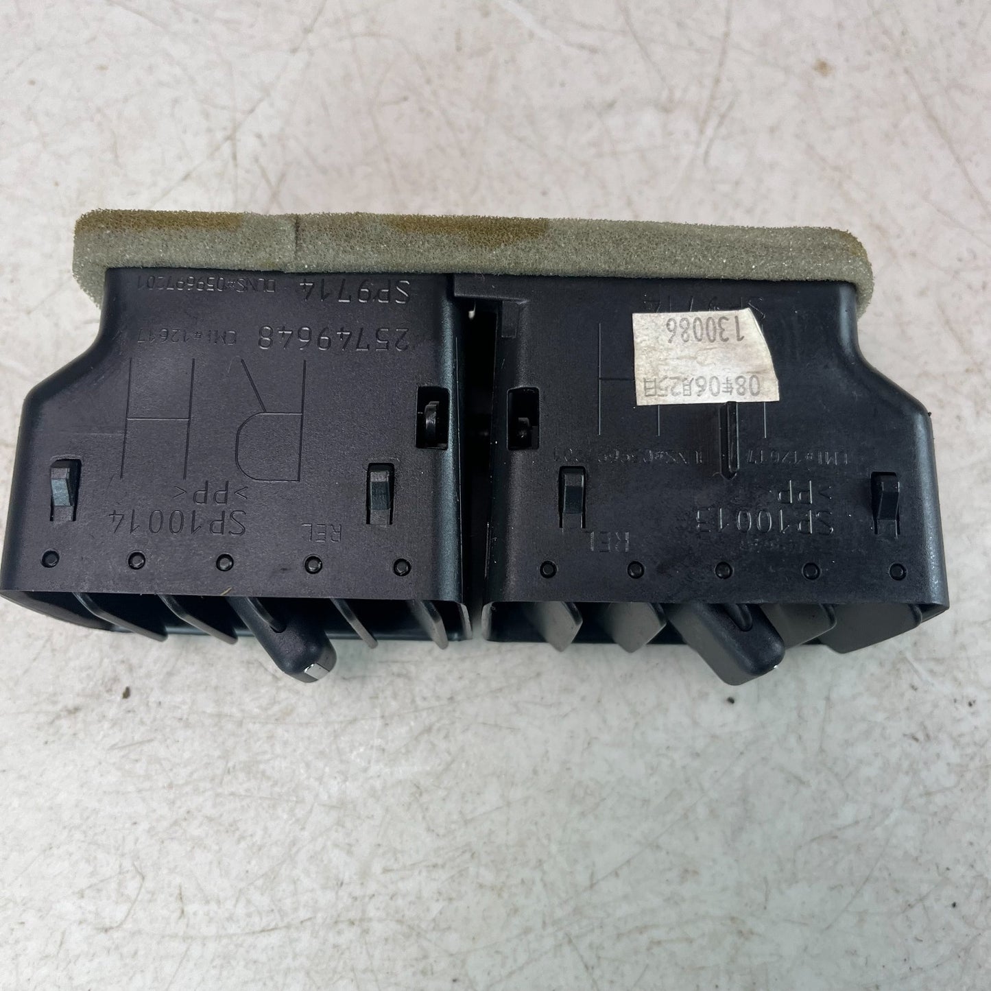 08-15 CADILLAC CTS-V REAR CENTER CONSOLE AC HEATER AIR VENT GRILLE 25749648 OEM