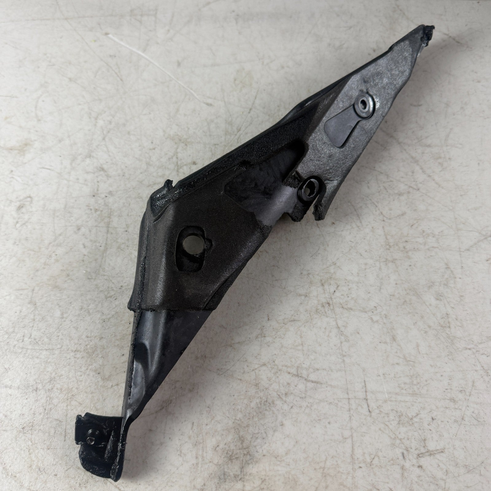 2005-2013 CHEVROLET CORVETTE RIGHT SIDE A PILLAR TRIM COVER BRACKET 15240517 OEM