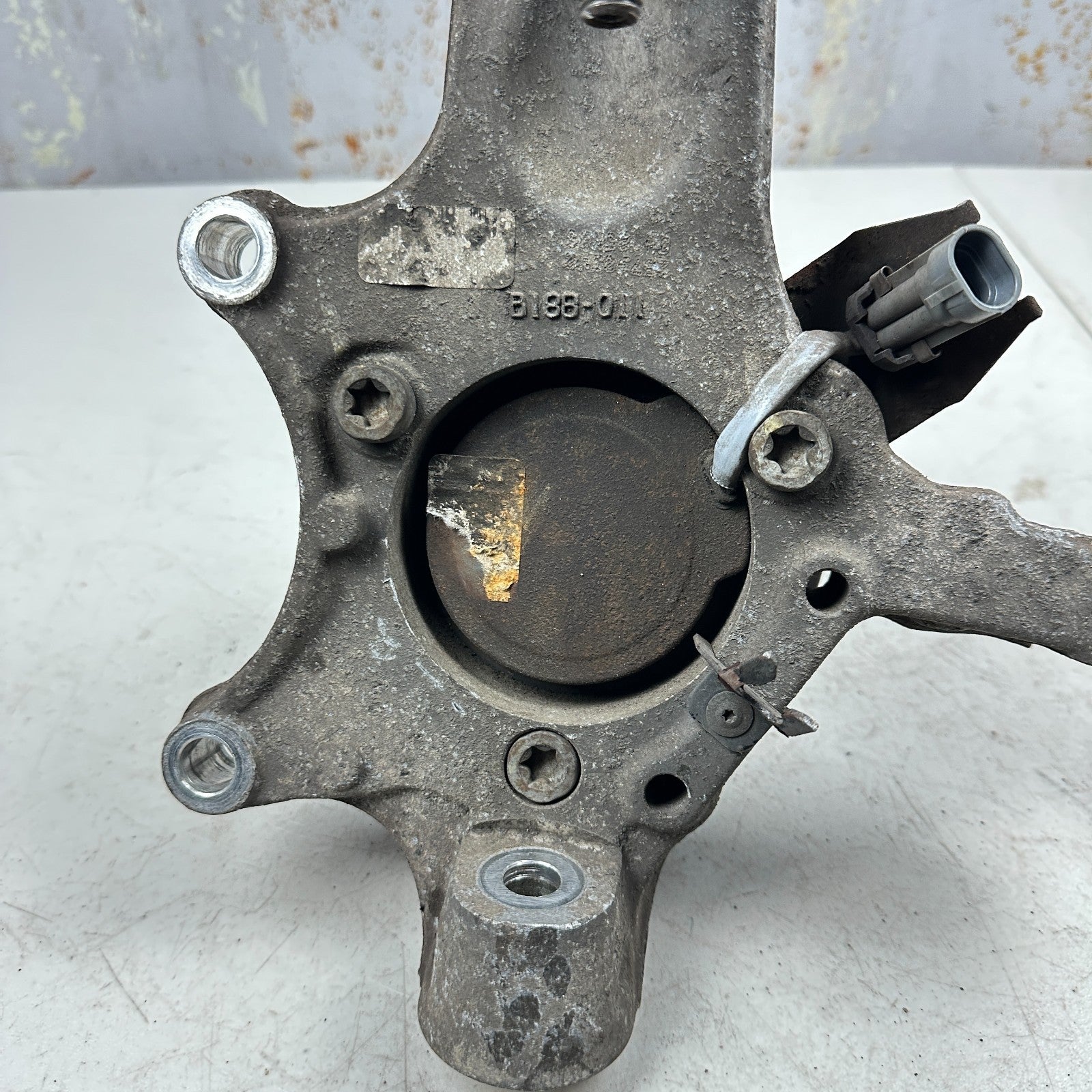 2005-2013 CHEVROLET CORVETTE C6 FRONT LEFT DRIVER SDIE SPINDLE KNUCKLE HUB OEM