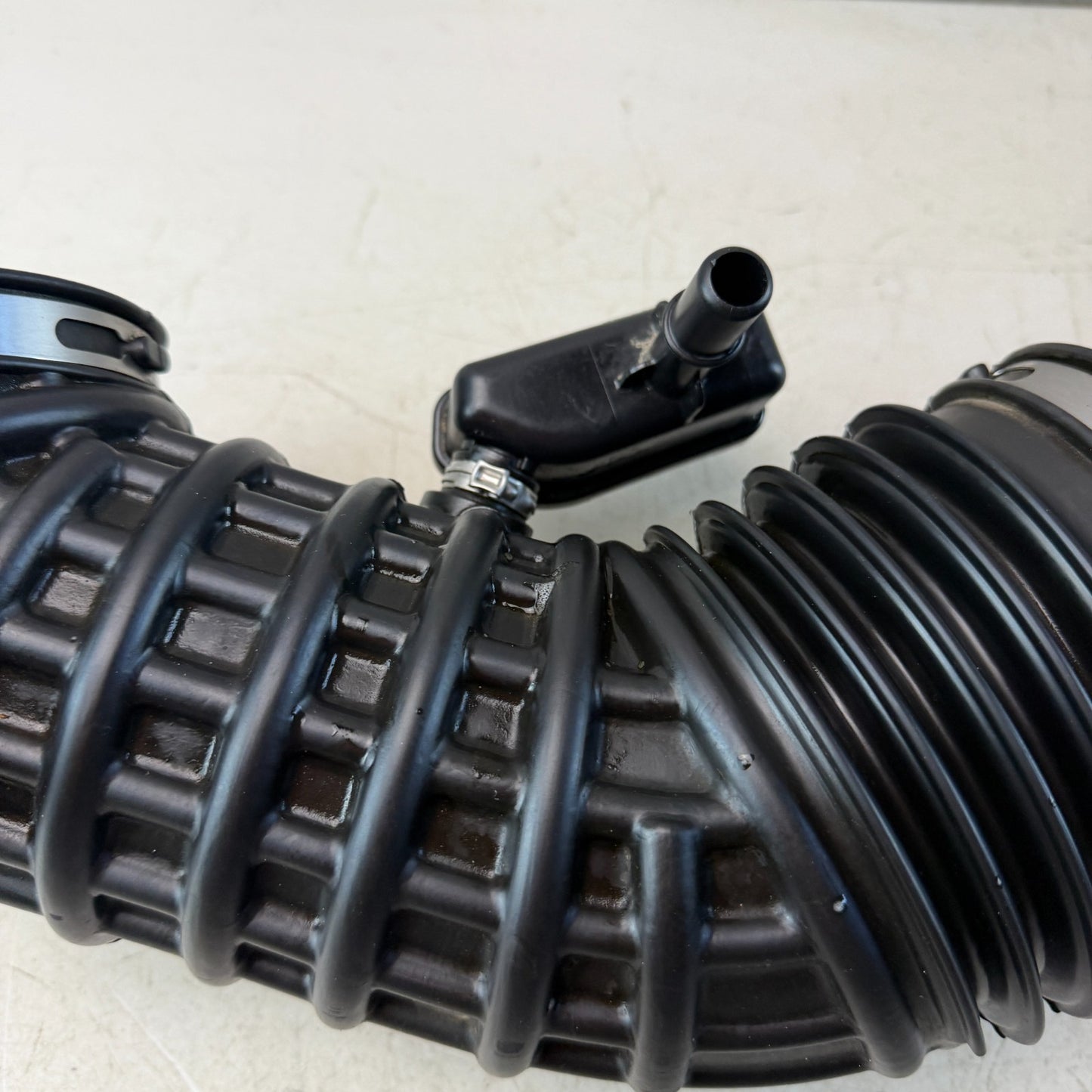 2016-2024 CHEVY CAMARO AIR CLEANER INTAKE INLET OUTLET DUCT HOSE 84454249 OEM