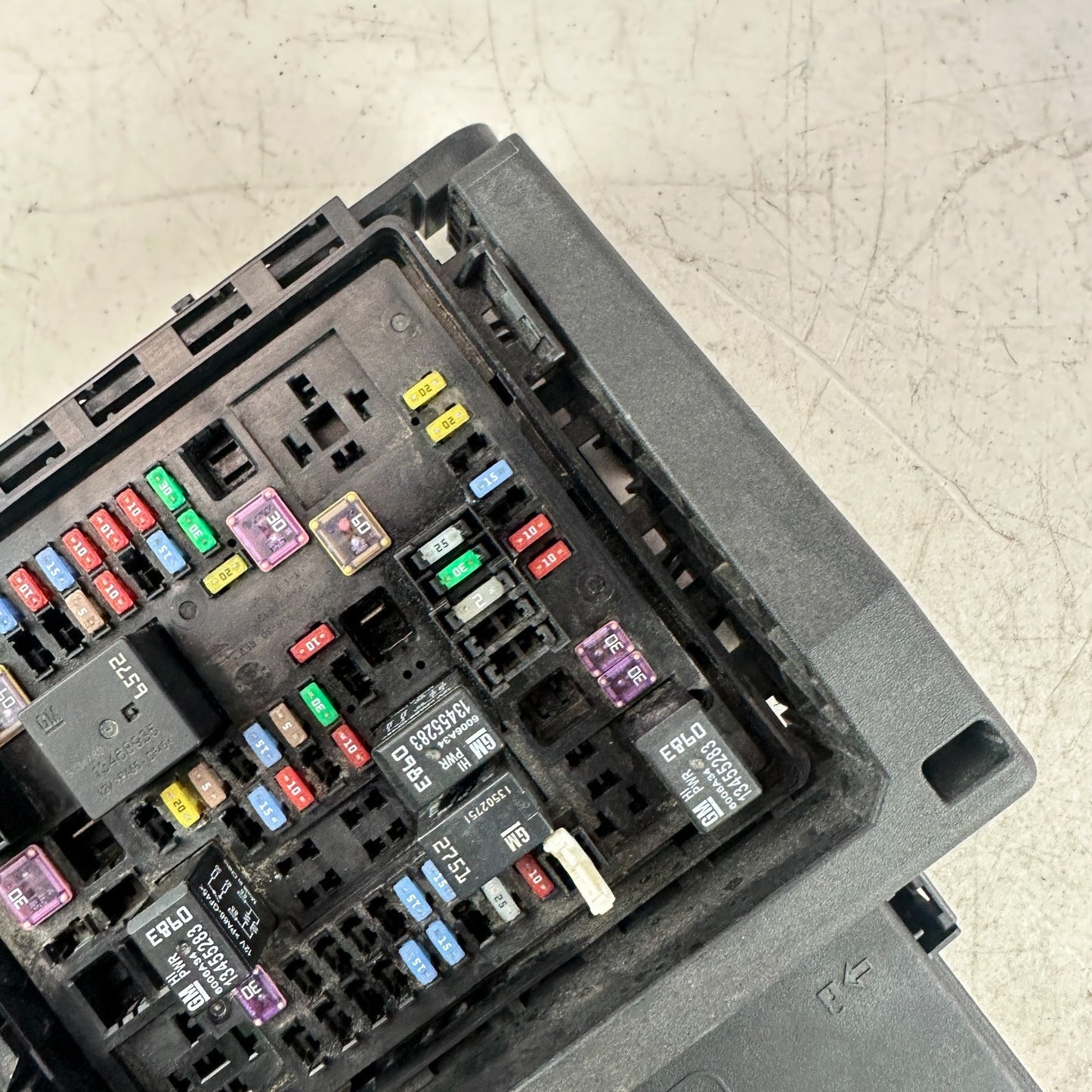 2018 CHEVROLET CAMARO ENGINE COMPARTMENT FUSE BOX RELAY BLOCK 84044721 OEM