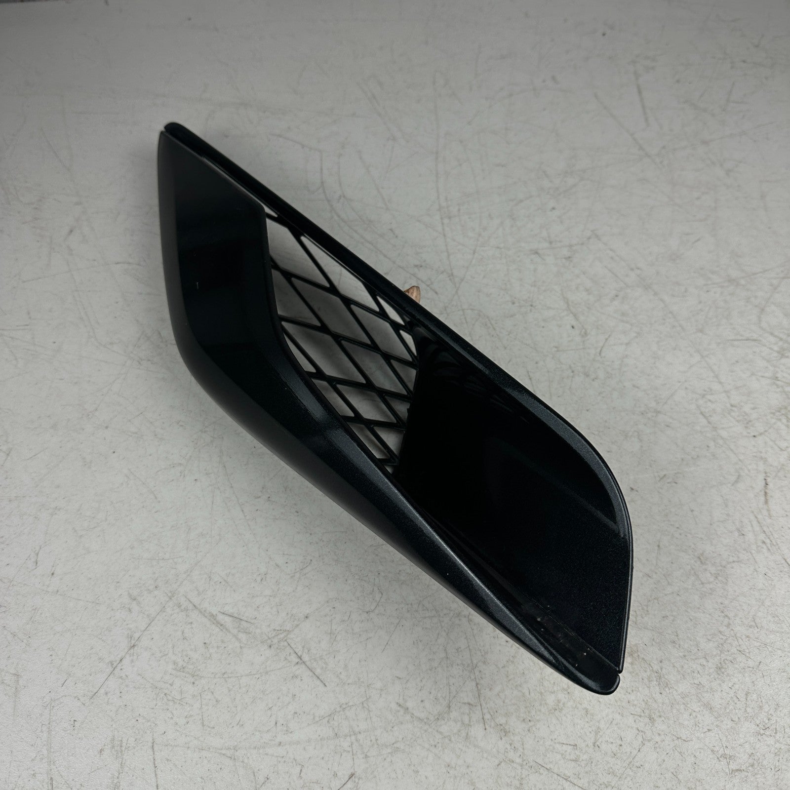 2014-2019 CHEVROLET CORVETTE LEFT SIDE QAURTER PANEL SCOOP VENT BEZEL 23126296