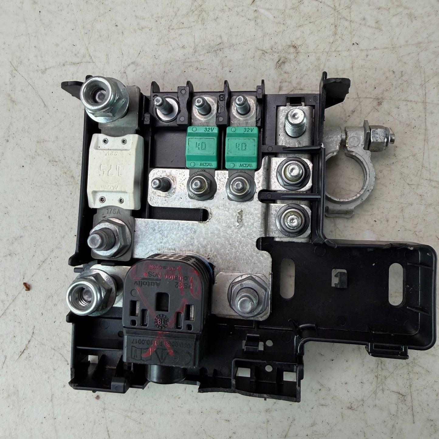 2017-2020 MASERATI LEVANTE BATTERY TERMINAL CLAMP TRAY BRACKET BOX 670002029 OEM