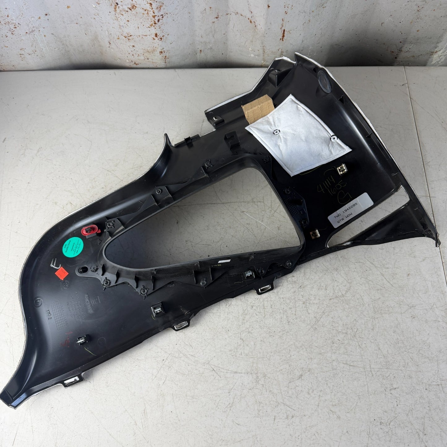 14-19 CHEVROLET CORVETTE C7 REAR RIGHT DRIVER QUARTER WINDOW TRIM 23114076 OEM