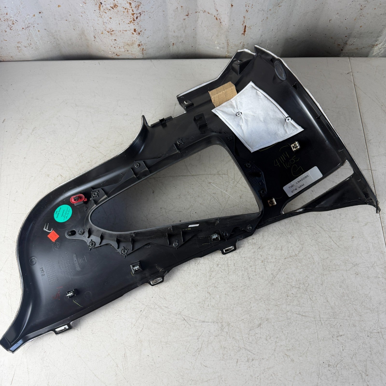 14-19 CHEVROLET CORVETTE C7 REAR RIGHT DRIVER QUARTER WINDOW TRIM 23114076 OEM