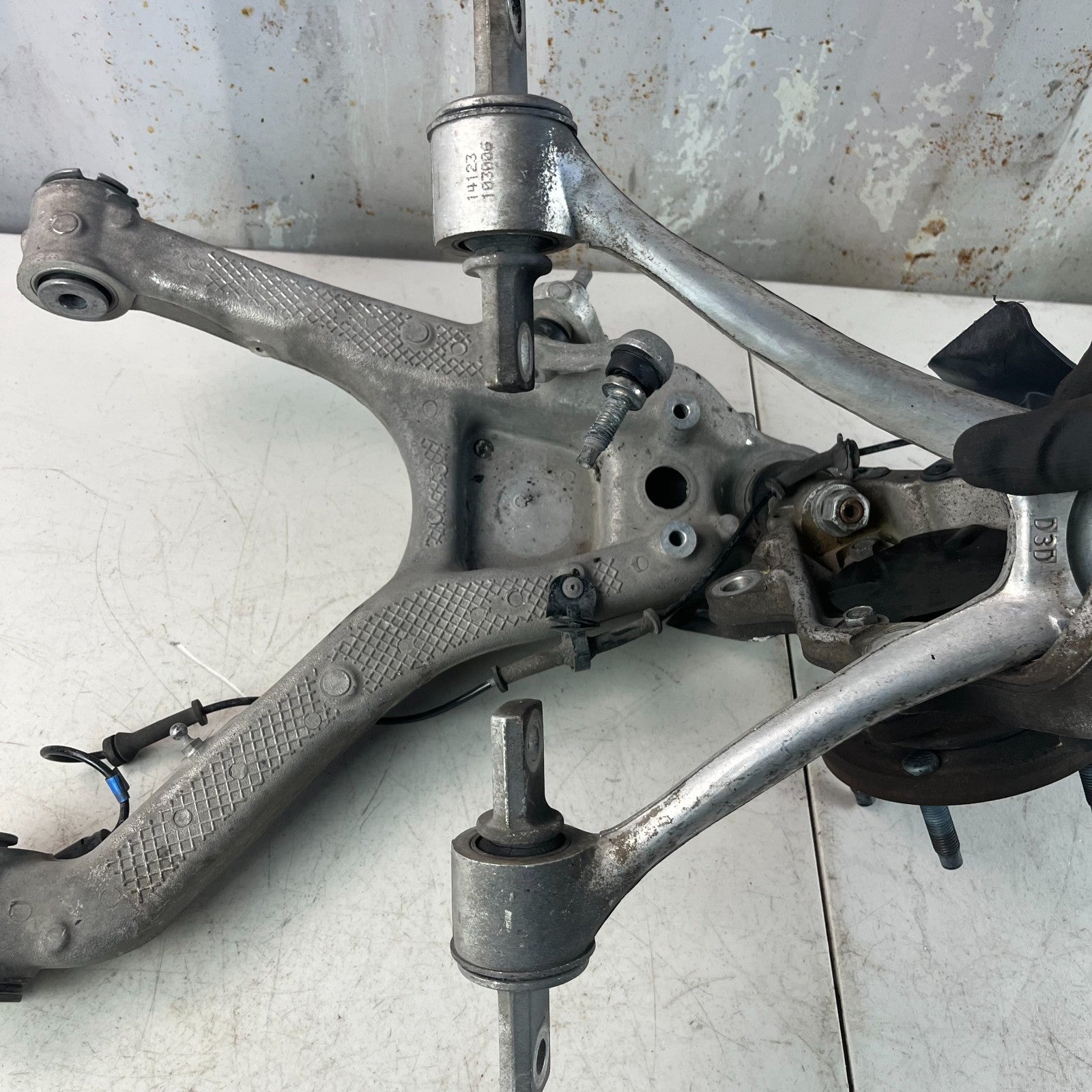 2014-2019 CHEVY CORVETTE FRONT RIGHT PASSENGER SIDE SUSPENSION KNEE ASSEMBLY OEM