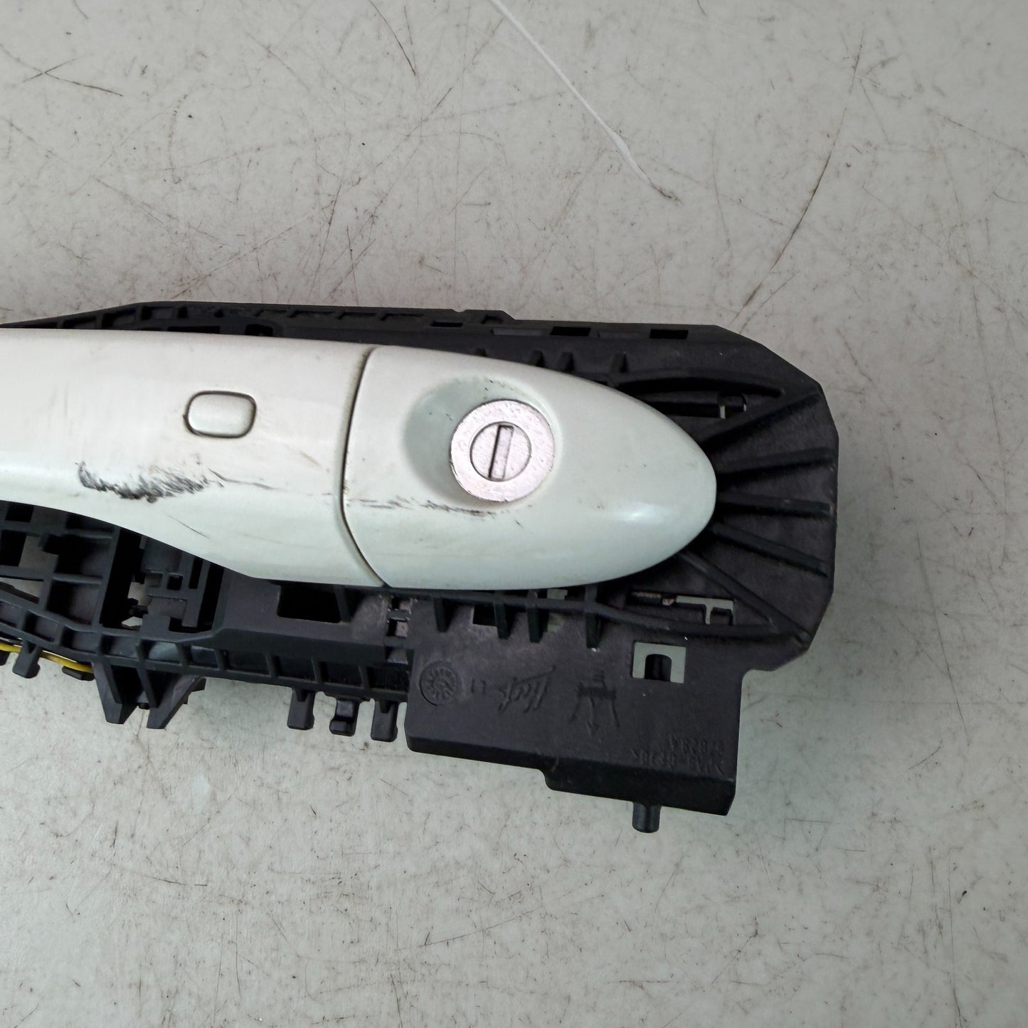 2017-2020 MASERATI LEVANTE FRONT LEFT DRIVER SIDE EXTERIOR DOOR HANDLE WHITE OEM
