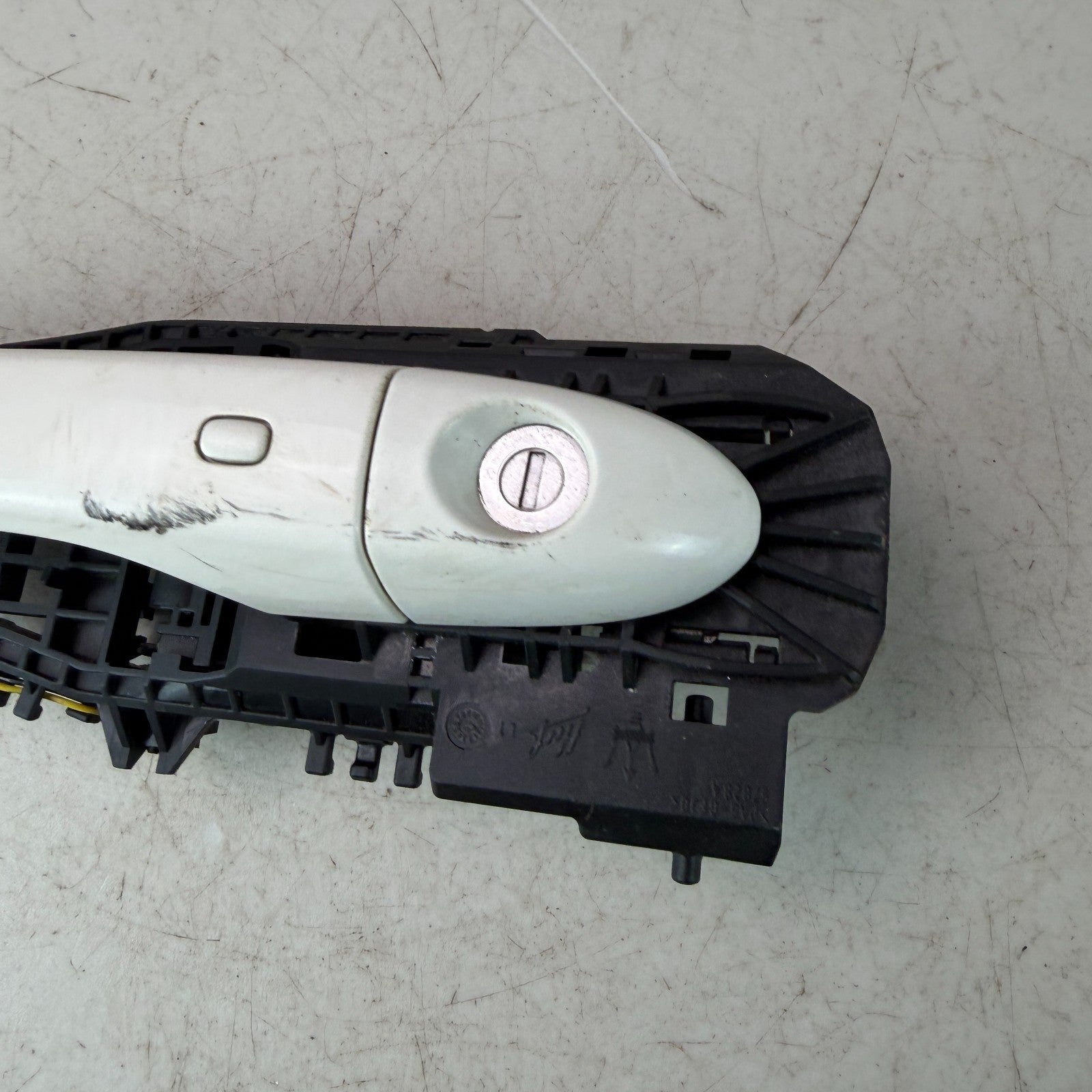 2017-2020 MASERATI LEVANTE FRONT LEFT DRIVER SIDE EXTERIOR DOOR HANDLE WHITE OEM