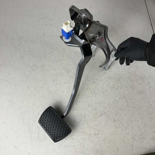 2017-2020 HONDA CR-V CRV FRONT LEFT DRIVER SIDE BRAKE STOP PEDAL W/ BRACKET OEM