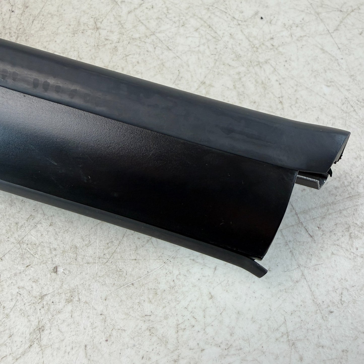 2005-2013 CHEVROLET CORVETTE C6 FRONT LEFT SIDE DOOR WINDOW FRAME APPLIQUE OEM