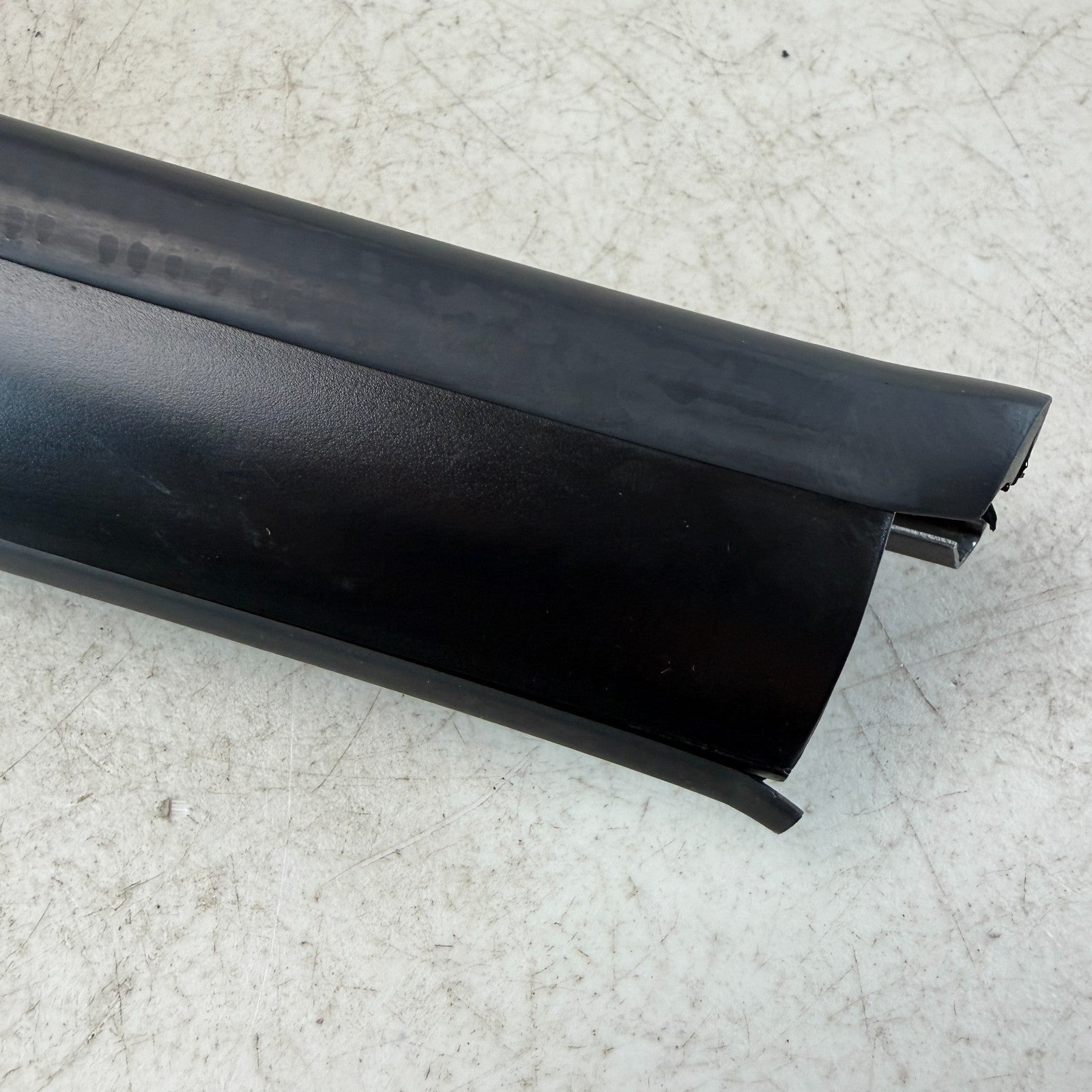 2005-2013 CHEVROLET CORVETTE C6 FRONT LEFT SIDE DOOR WINDOW FRAME APPLIQUE OEM