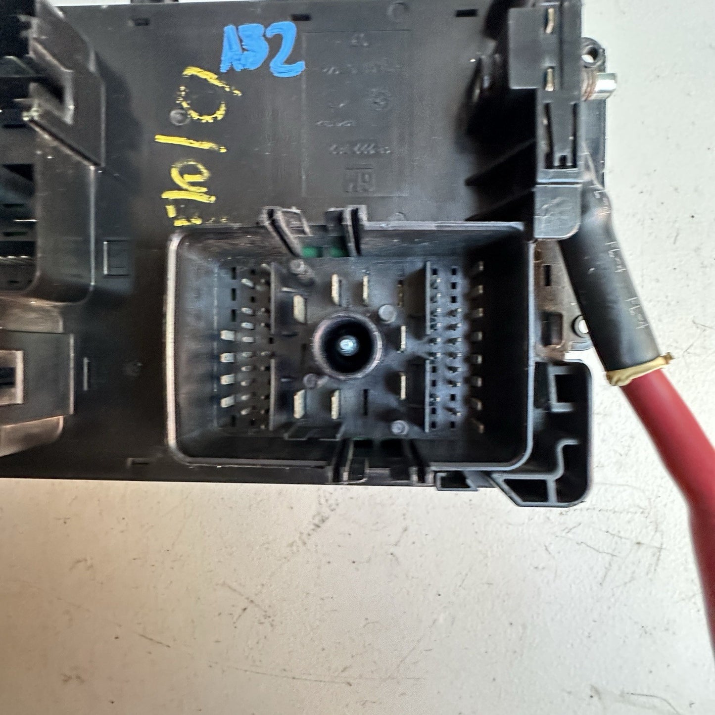 2011-2016 Chevy Cruze Malibu  Engine Relay Fuse Box 812461952