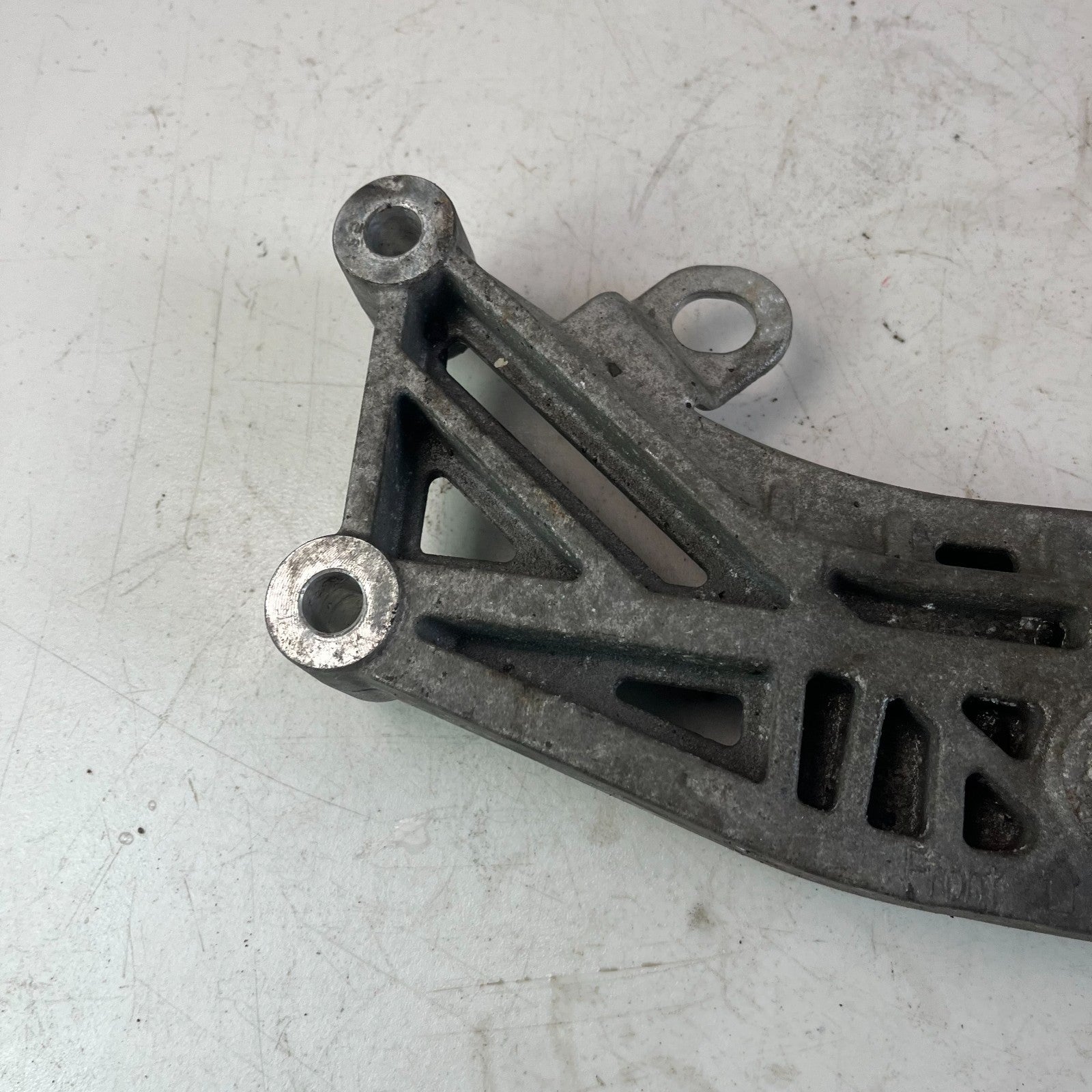 2015-2023 DODGE CHALLENGER TRANSMISSION CROSSMEMBER MOUNT BRACKET 68170323AA OEM