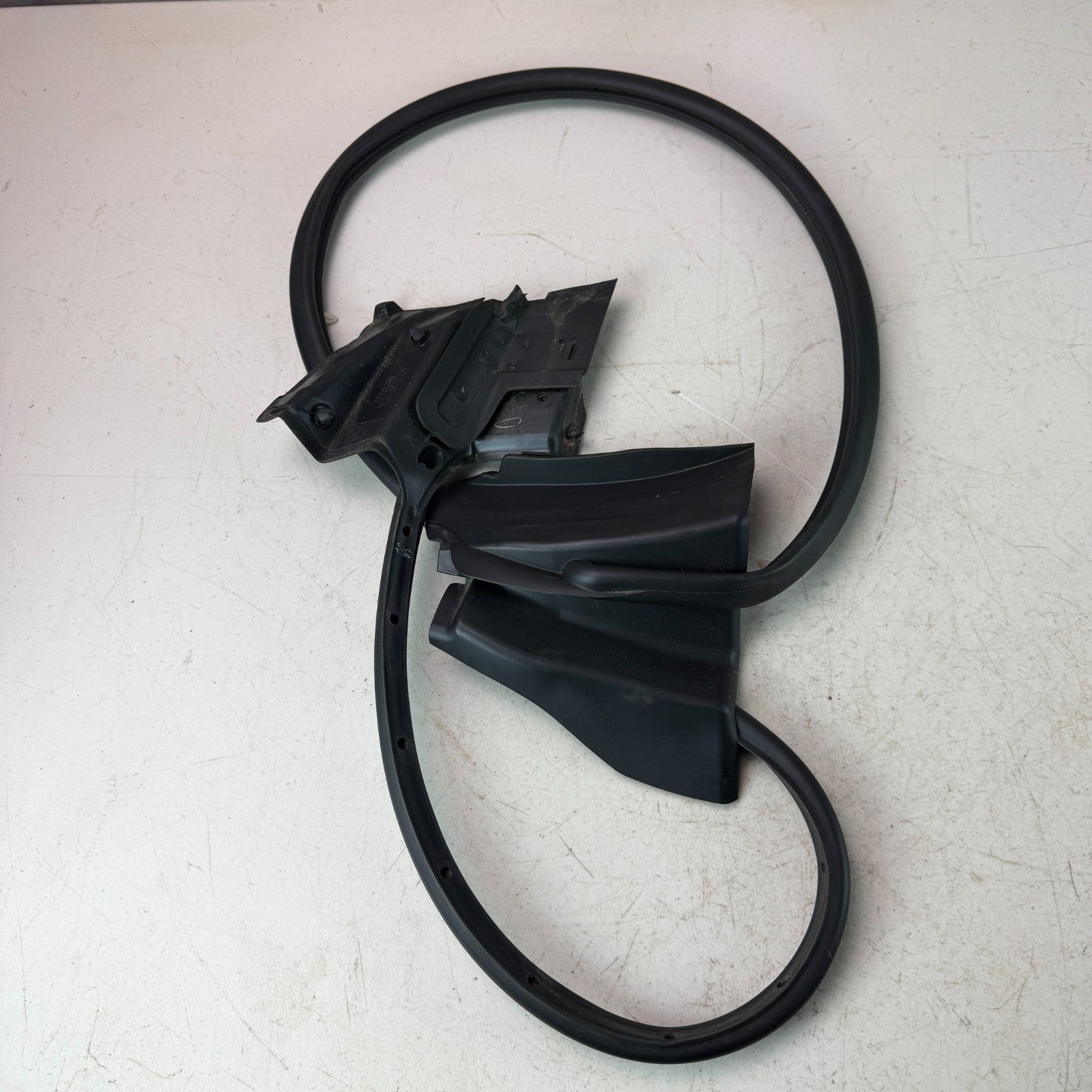 2017-2020 MASERATI LEVANTE FRONT LEFT DOOR LOWER WEATHERSTRIP SEAL 670032863 OEM
