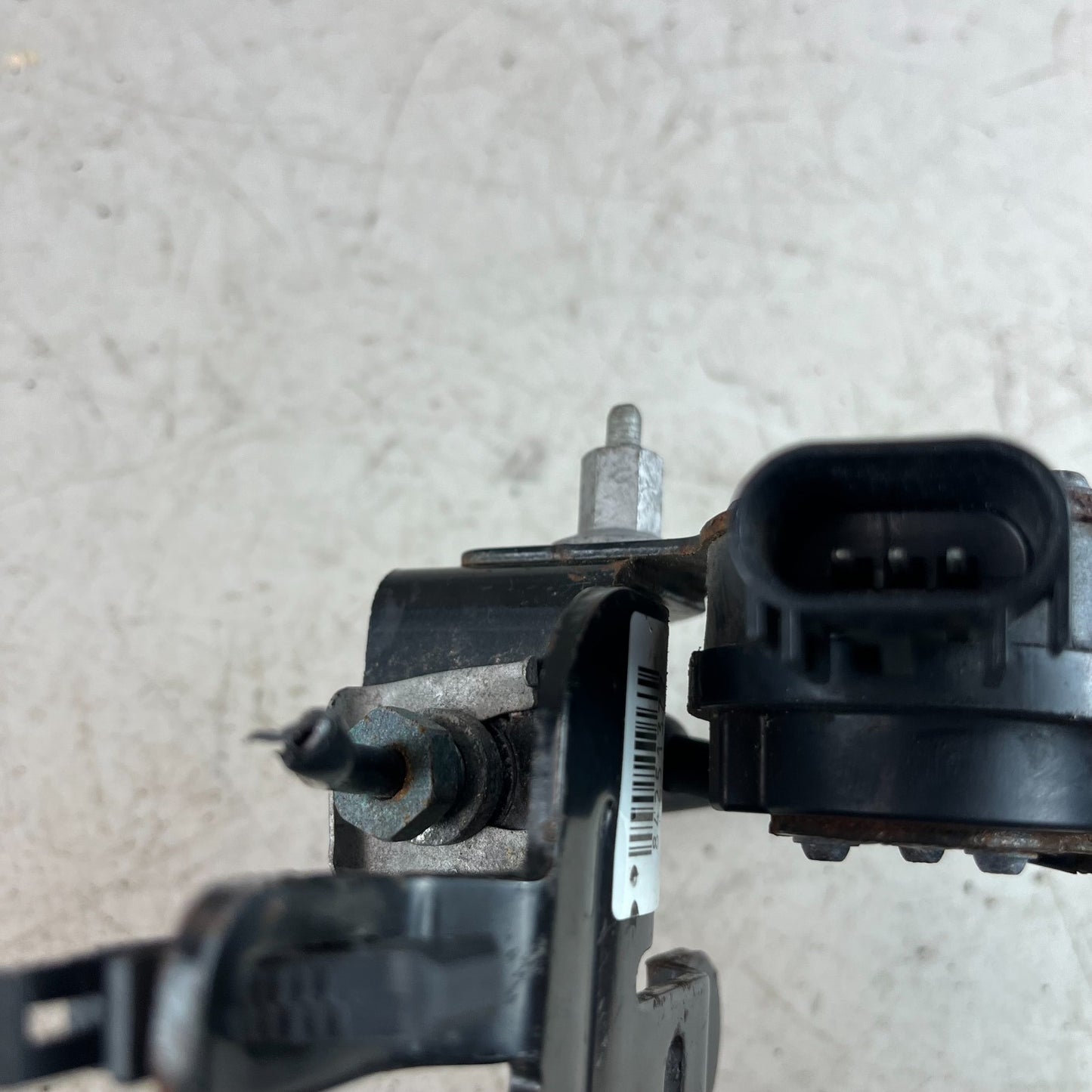14-19 CHEVY CORVETTE REAR RIGHT SUSPENSION HEIGHT LEVEL SENSOR W/ WIRE 23110570