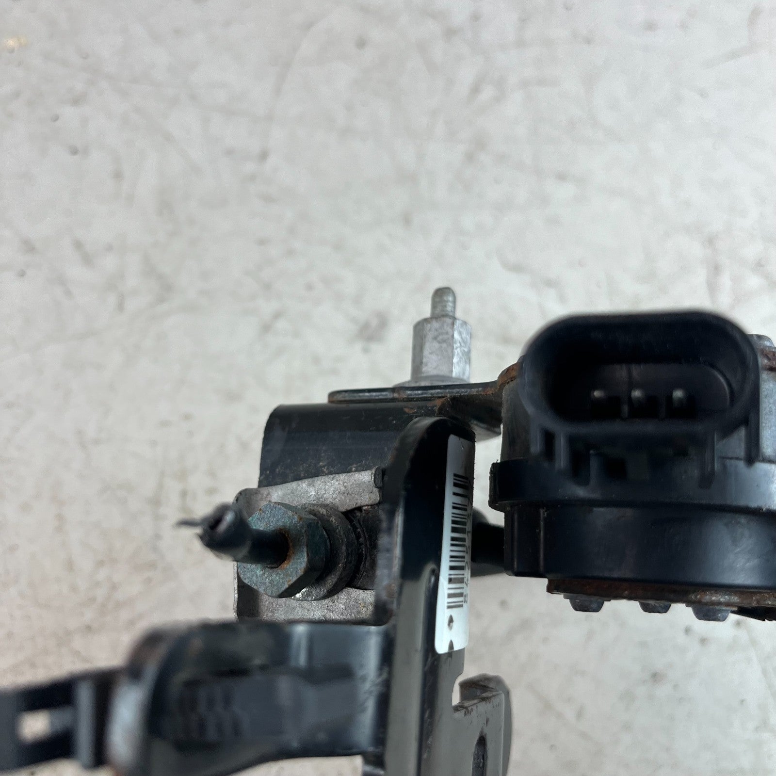 14-19 CHEVY CORVETTE REAR RIGHT SUSPENSION HEIGHT LEVEL SENSOR W/ WIRE 23110570