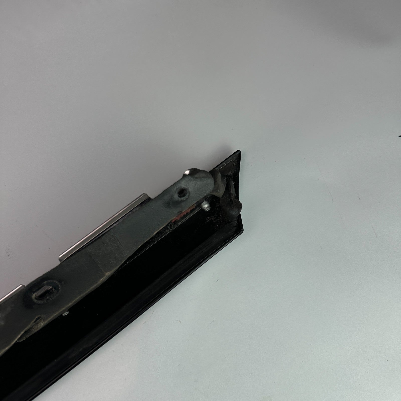 2005-2013 CHEVROLET CORVETTE C6 FRONT LEFT SIDE DOOR WINDOW A-PILLAR MOLDING OEM