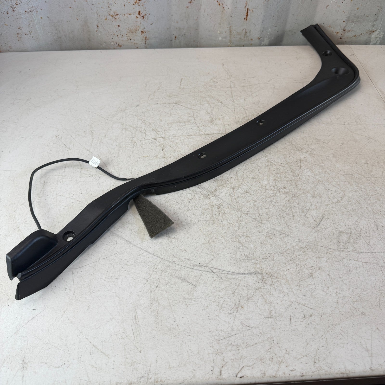 2017-2020 MASERATI LEVANTE LEFT SIDE LIFTGATE TRUNK ANTI PINCH SENSOR COVER OEM