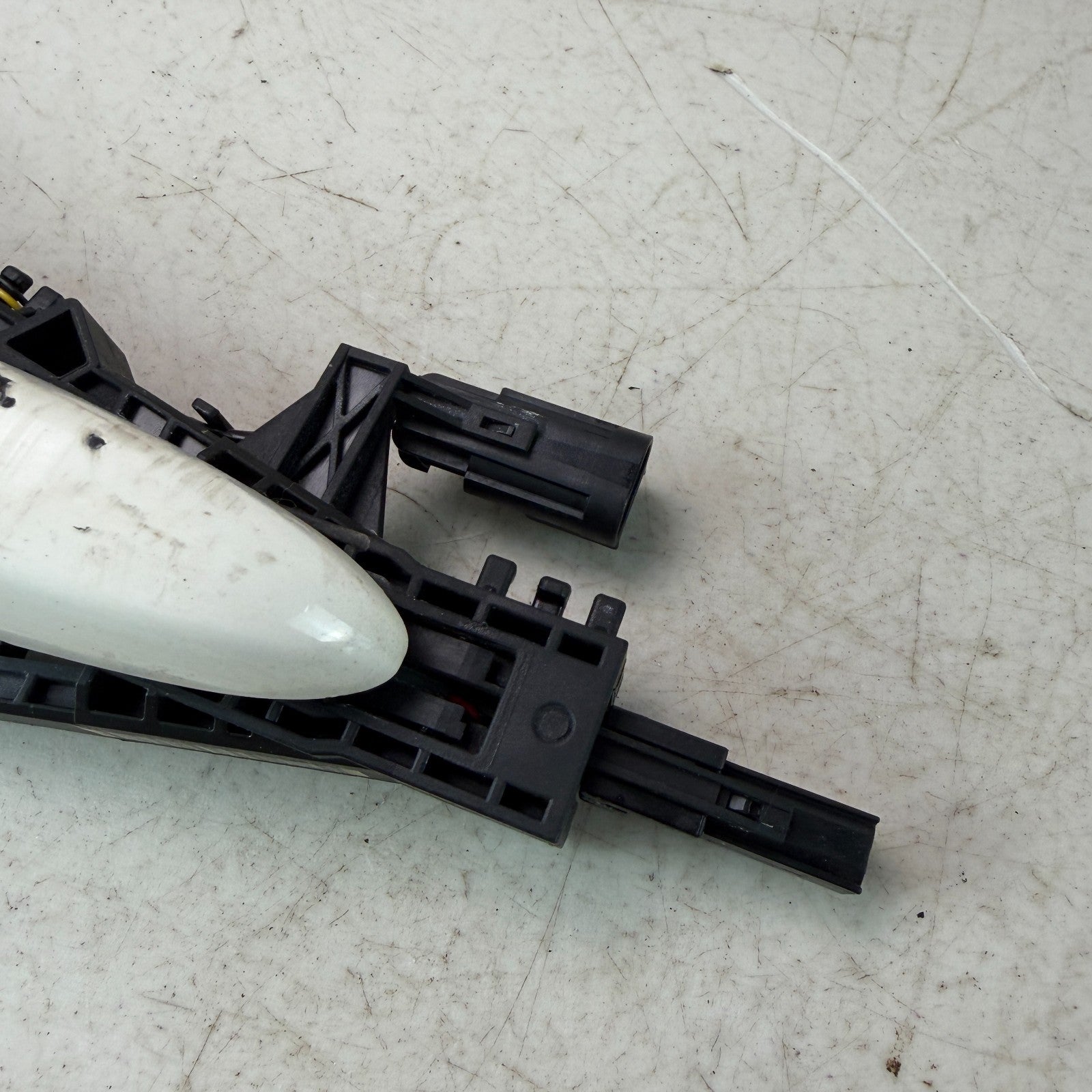 2017-2020 MASERATI LEVANTE FRONT RIGHT PASSENGER EXTERIOR DOOR HANDLE WHITE OEM