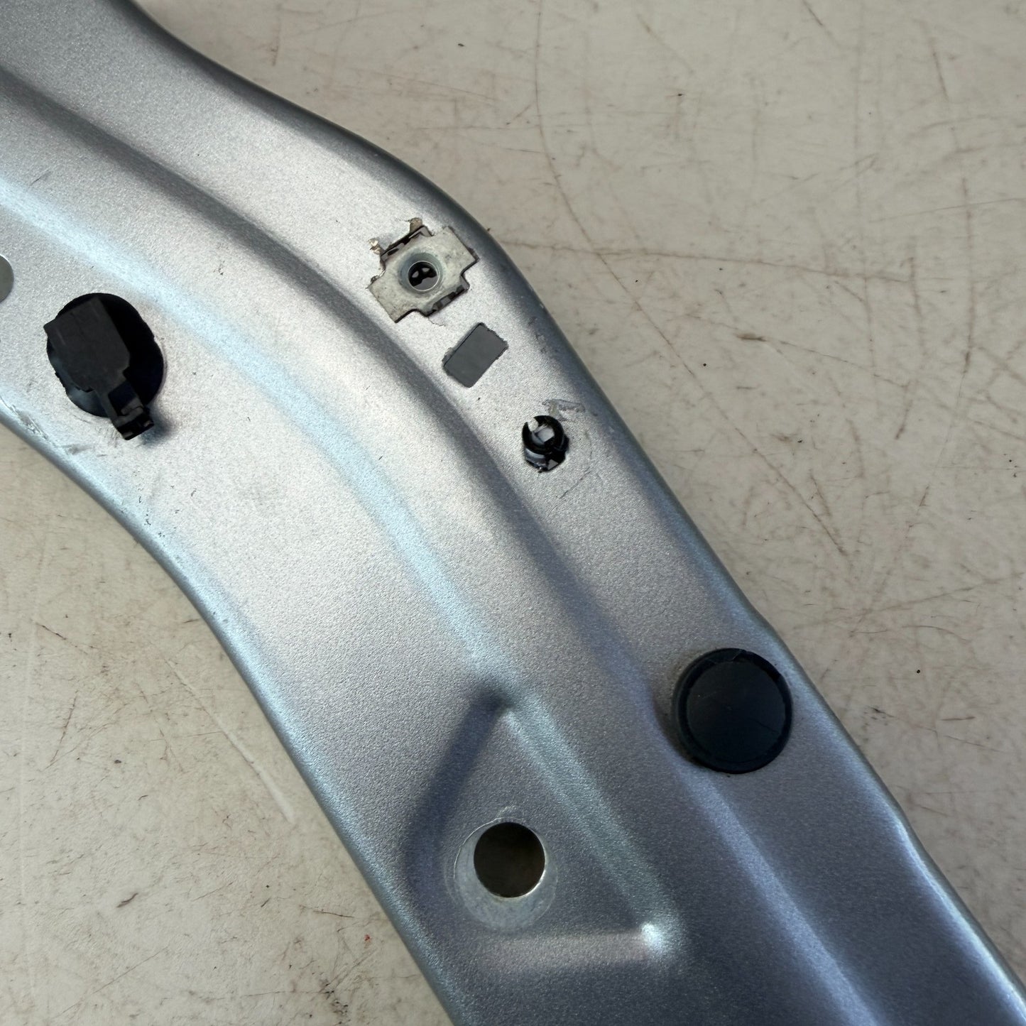 2016-2024 CHEVROLET CAMARO FRONT LEFT DRIVER FENDER SUPPORT BRACKET 84199117 OEM