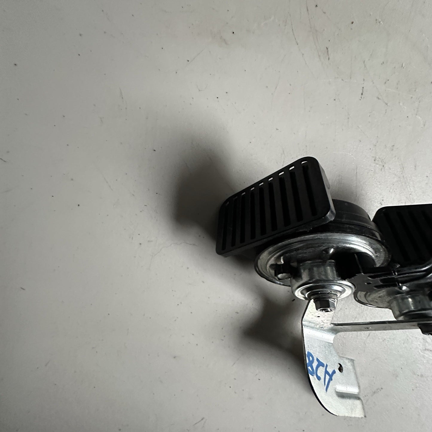 2014-2019 CHEVY CORVETTE LOW & HIGH DUAL TONE NOTE HORN SIGNAL PAIR OEM
