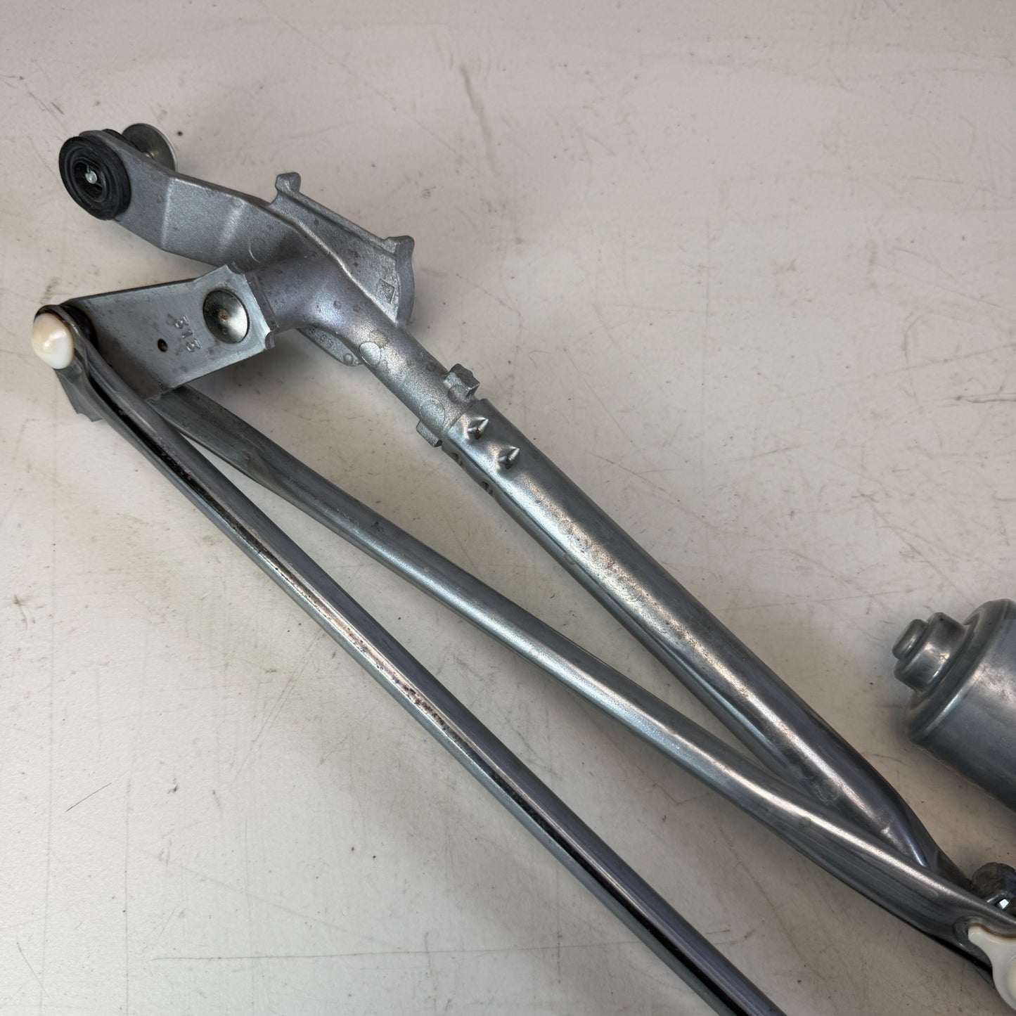 2016 -2024 CHEVROLET CAMARO FRONT WINDSHIELD WIPER LINKAGE W/ MOTOR 84498919 OEM