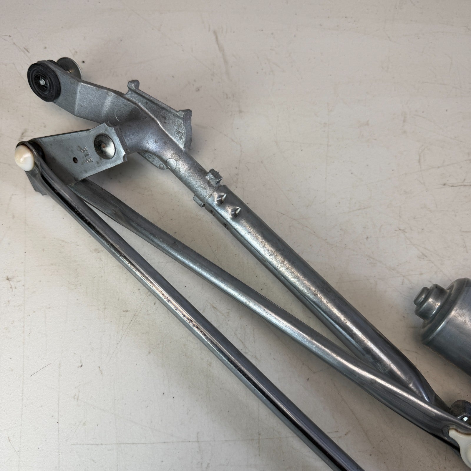2016 -2024 CHEVROLET CAMARO FRONT WINDSHIELD WIPER LINKAGE W/ MOTOR 84498919 OEM