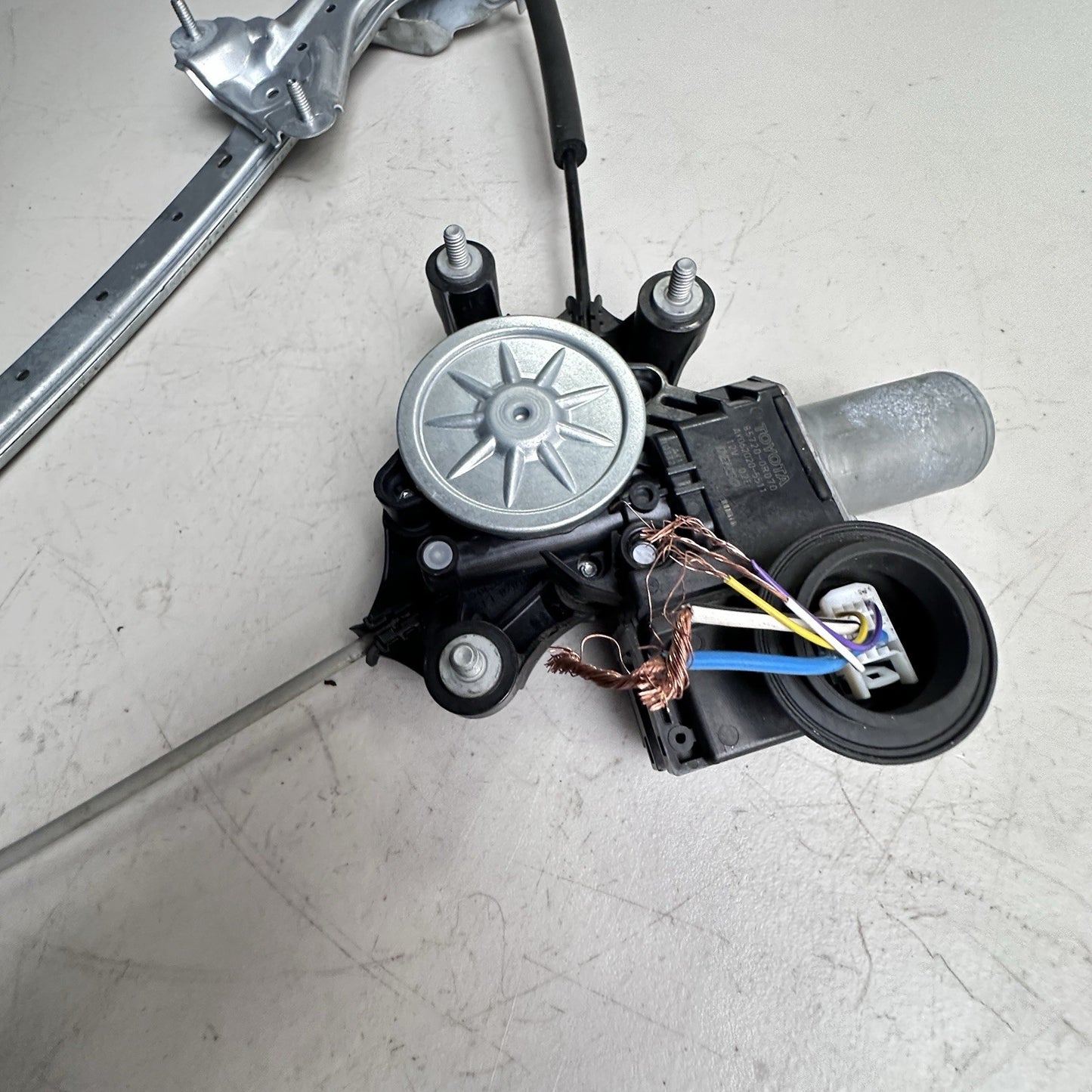 2020-22 TOYOTA COROLLA FRONT LEFT DRIVER SIDE DOOR WINDOW REGULATOR & MOTOR OEM