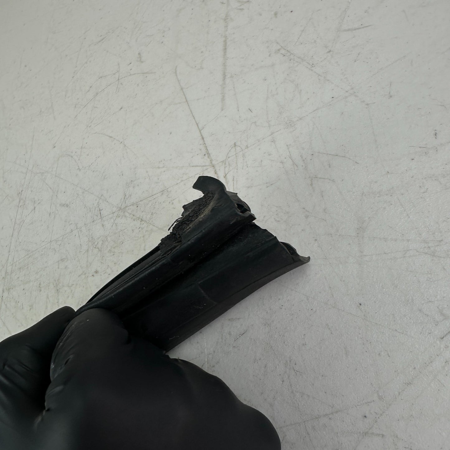 2014-2019 CHEVROLET CORVETTE C7 FRONT WINDSHIELD WEATHER STRIP RUBBER BLACK OEM