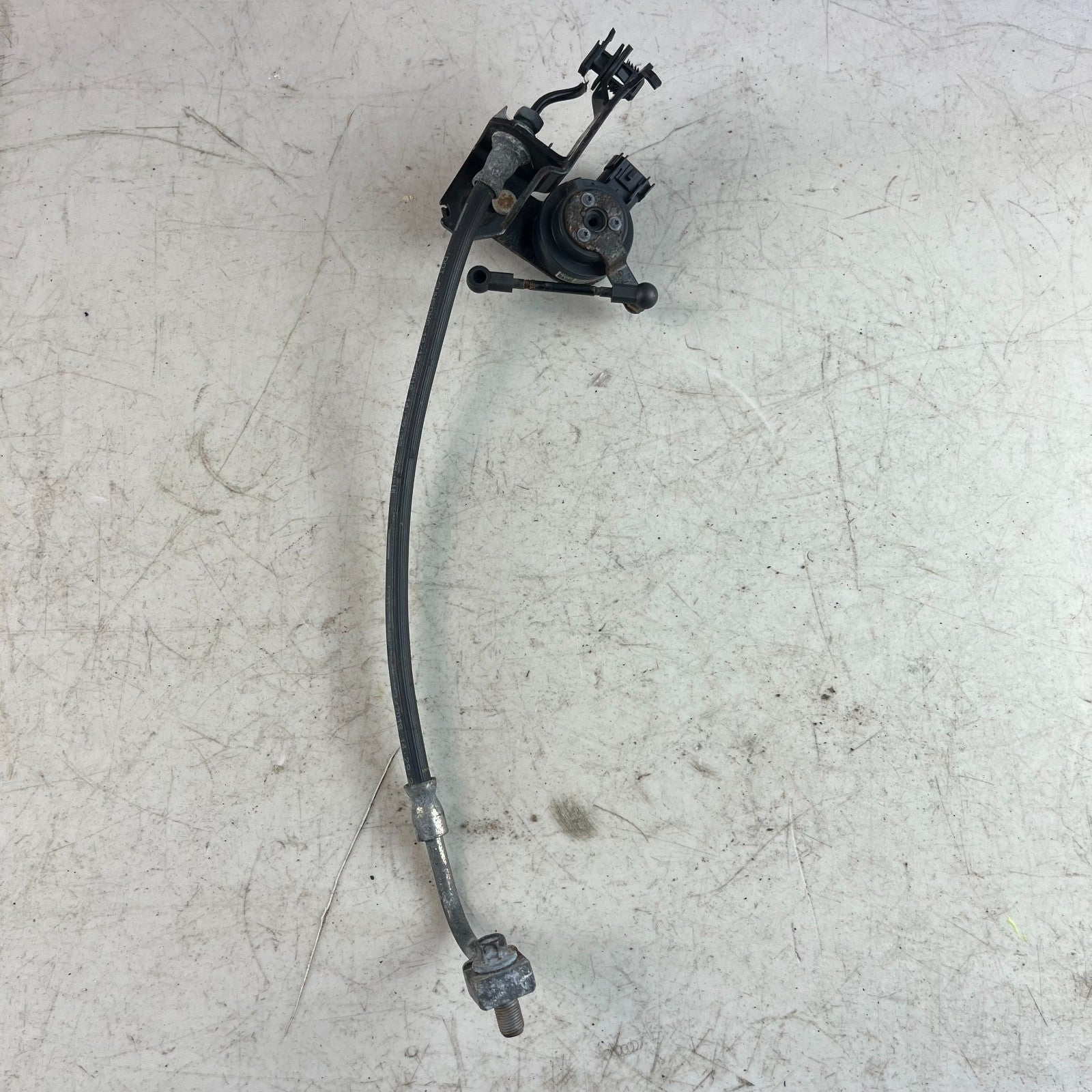 14-19 CHEVY CORVETTE REAR RIGHT SUSPENSION HEIGHT LEVEL SENSOR W/ WIRE 23110570