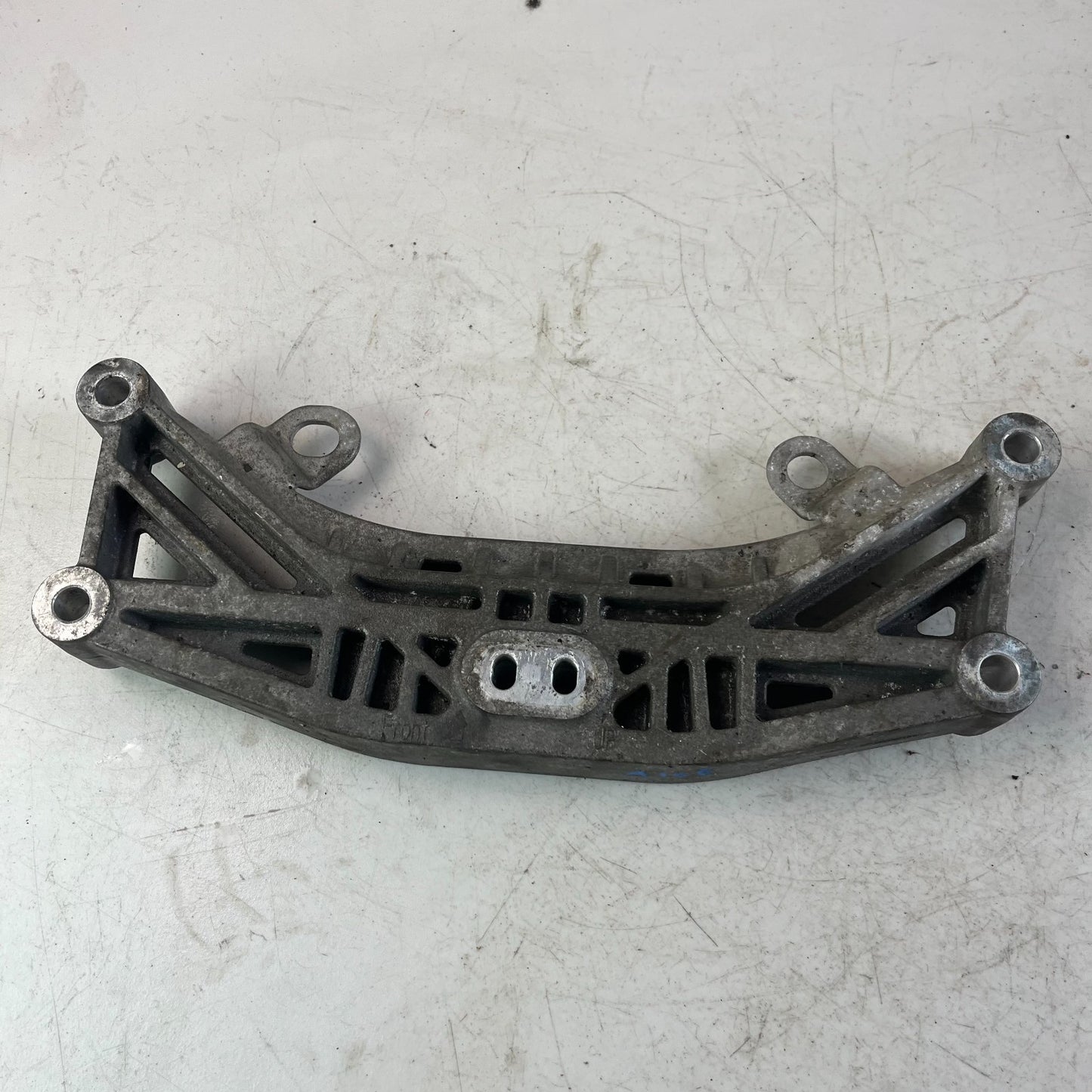 2015-2023 DODGE CHALLENGER TRANSMISSION CROSSMEMBER MOUNT BRACKET 68170323AA OEM