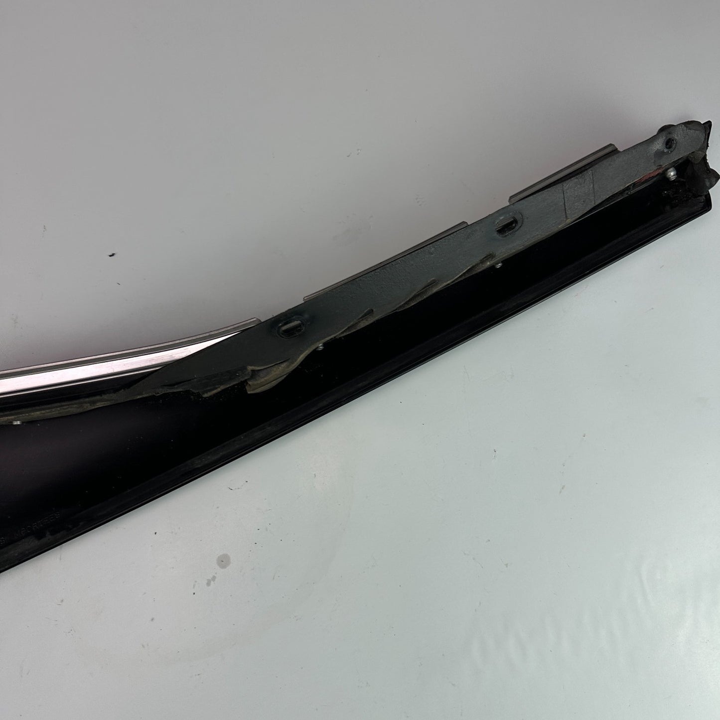 2005-2013 CHEVROLET CORVETTE C6 FRONT LEFT SIDE DOOR WINDOW A-PILLAR MOLDING OEM