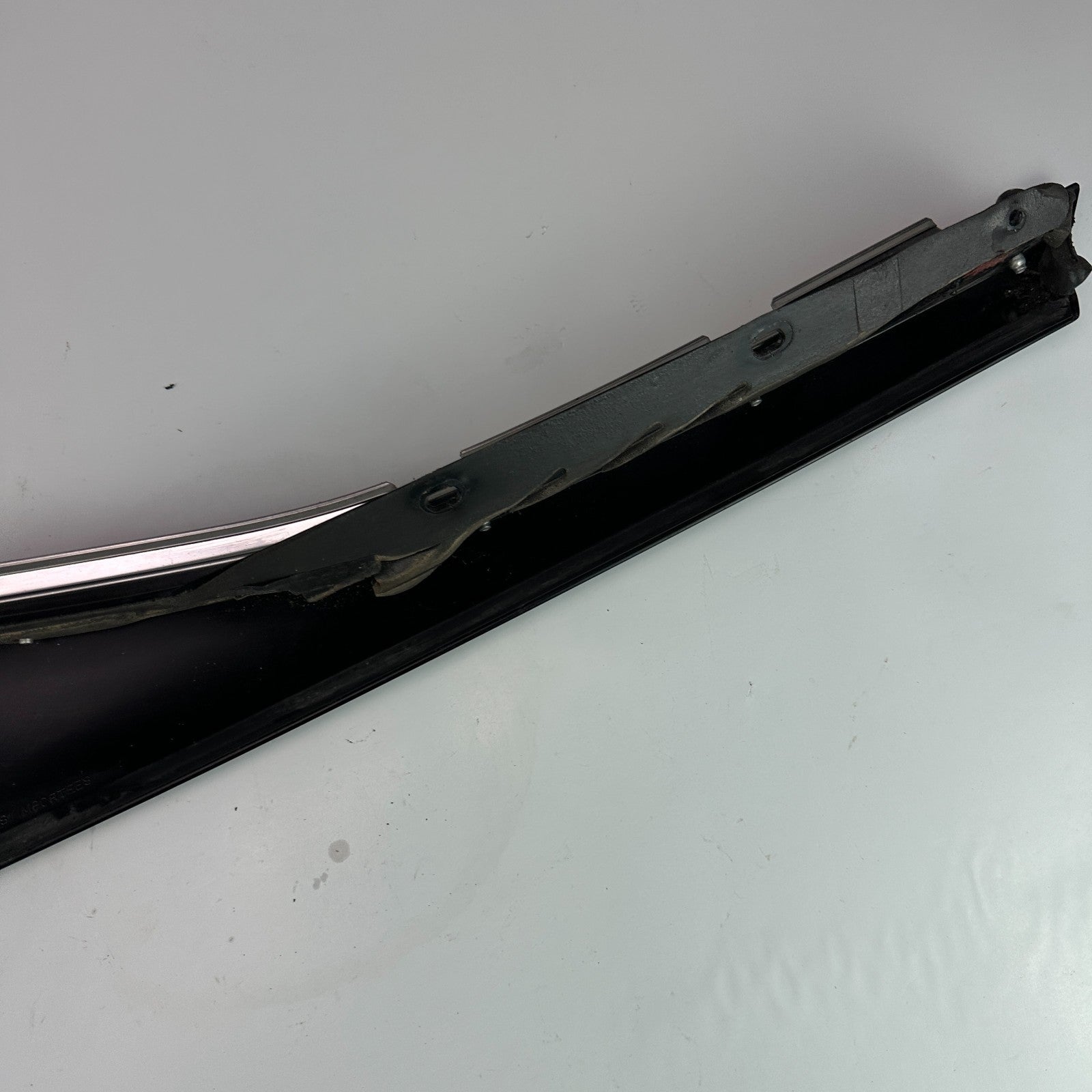 2005-2013 CHEVROLET CORVETTE C6 FRONT LEFT SIDE DOOR WINDOW A-PILLAR MOLDING OEM