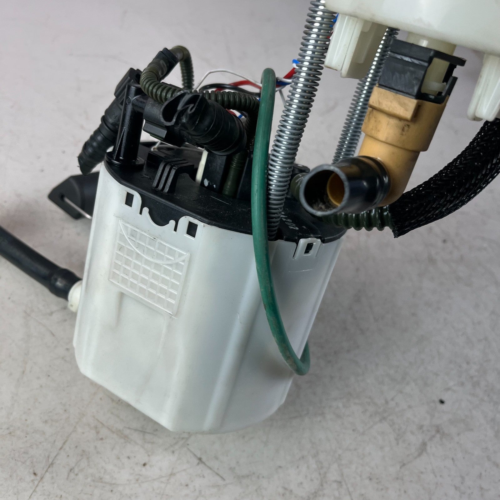 2016-2024 CHEVROLET CAMARO ENGINE FUEL GAS TANK PUMP SENDNG UNIT 84244660 OEM