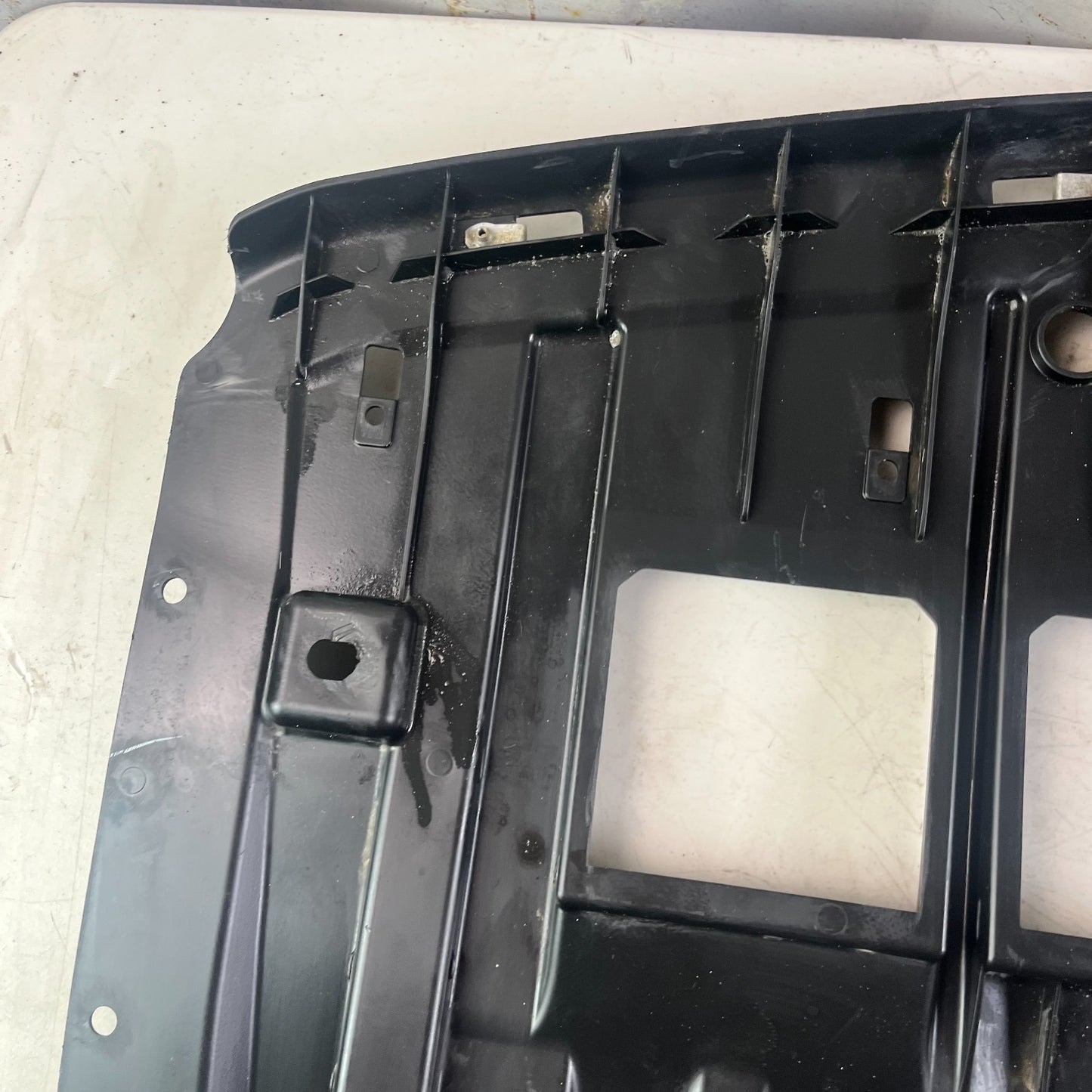 2016-2024 CHEVY CAMARO SS FRONT BUMPER UNDERBODY COVER PANEL BLACK 079365559 OEM