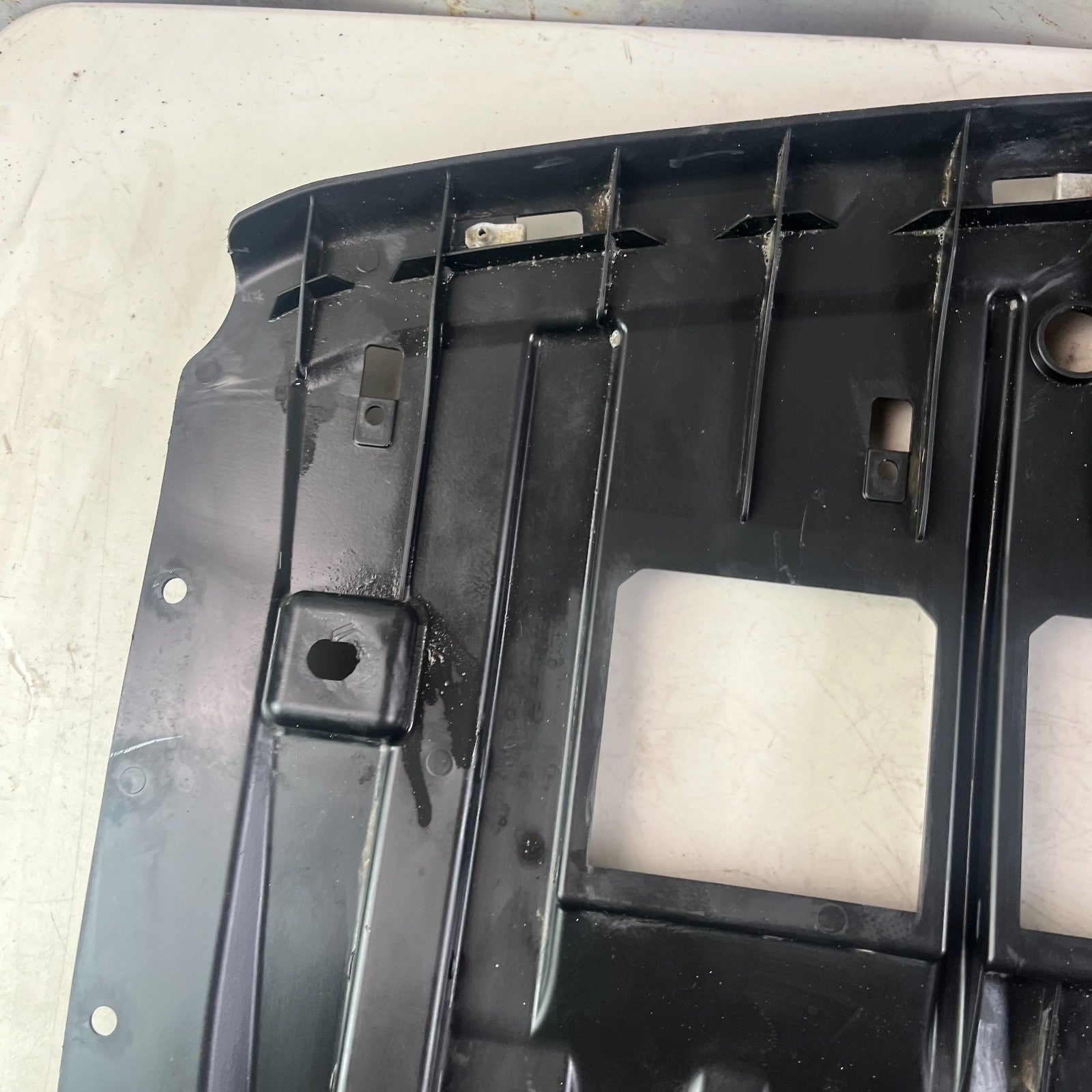 2016-2024 CHEVY CAMARO SS FRONT BUMPER UNDERBODY COVER PANEL BLACK 079365559 OEM