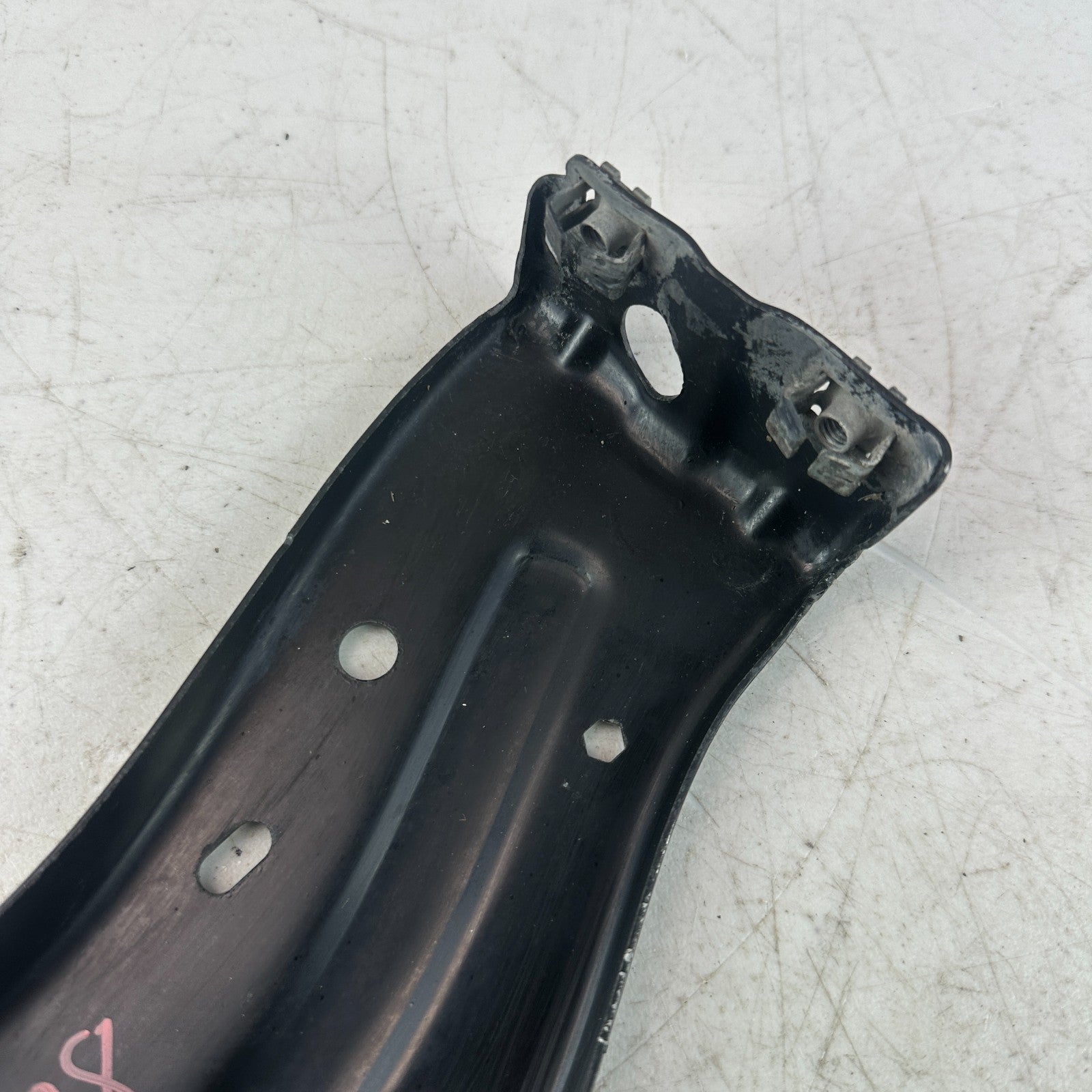 2016-2024 CHEVY CAMARO FRONT RIGHT PASSENGER FENDER SUPPORT BRACKET 84363604 OEM