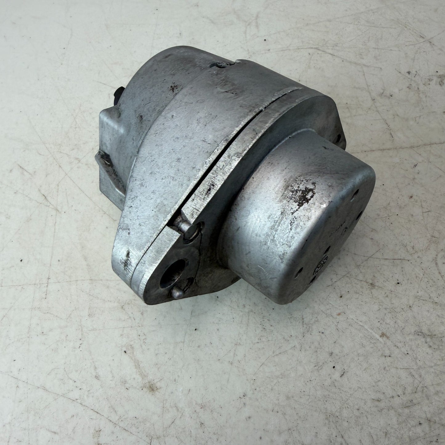 2017-2024 CHEVY CAMARO FRONT RIGHT PASSENGER SIDE ENGINE MOTOR MOUNT 84122578